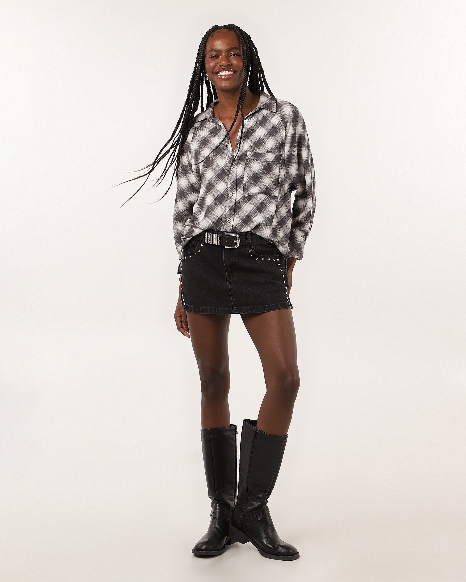 Camisa feminina ampla xadrez com bolso branca | Pool — foto 2