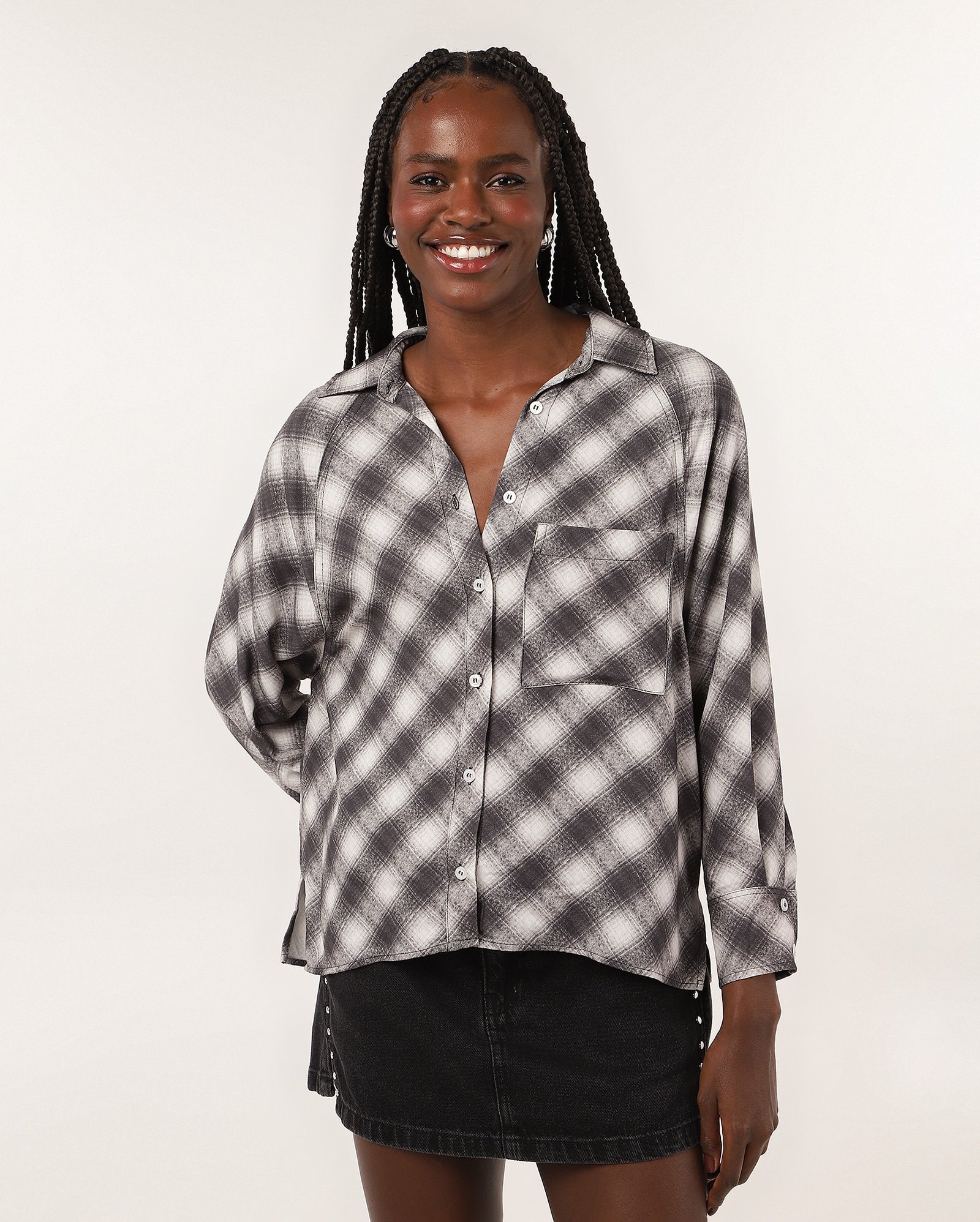 Camisa feminina ampla xadrez com bolso branca | Pool — foto 4
