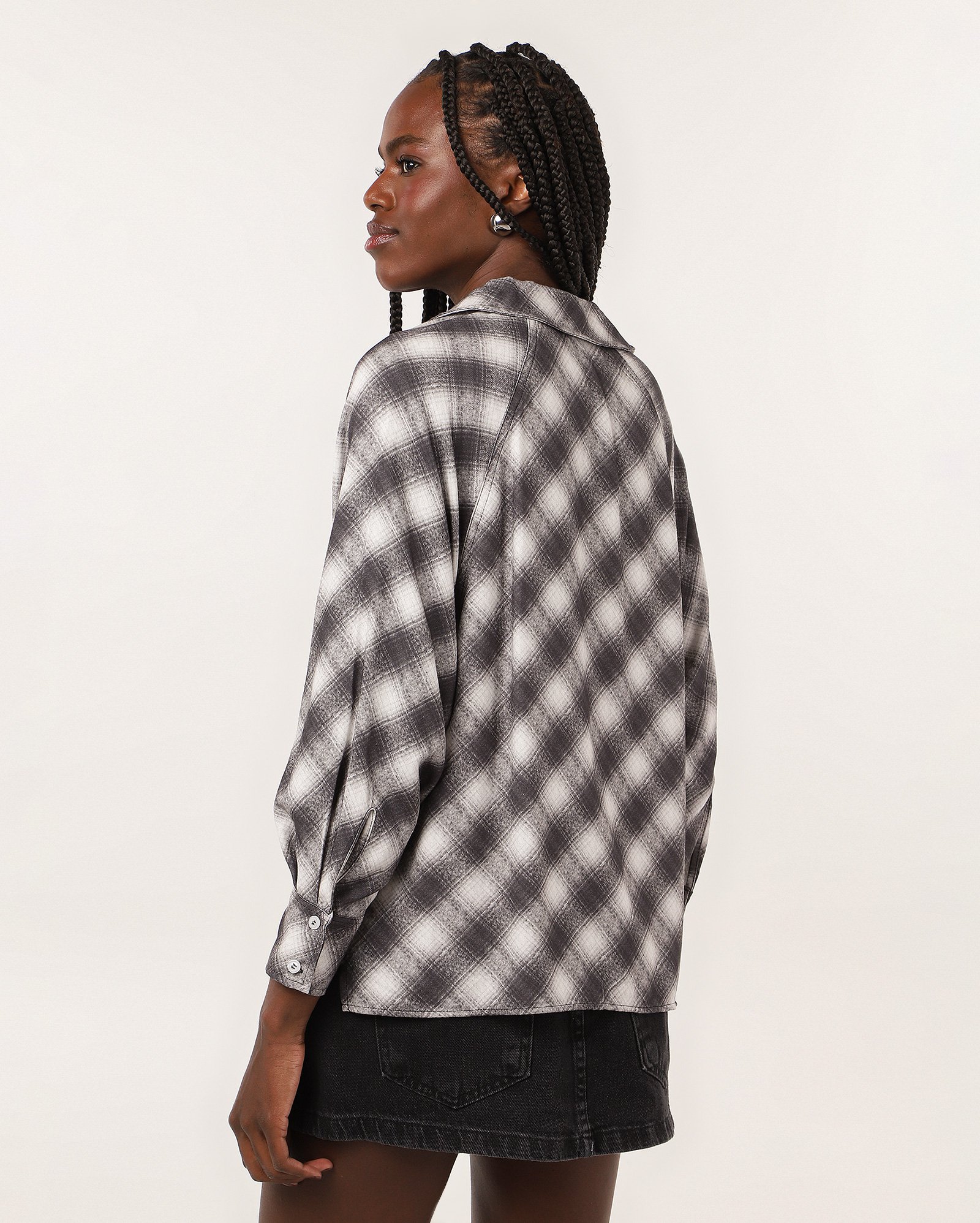 Camisa feminina ampla xadrez com bolso branca | Pool — foto 5