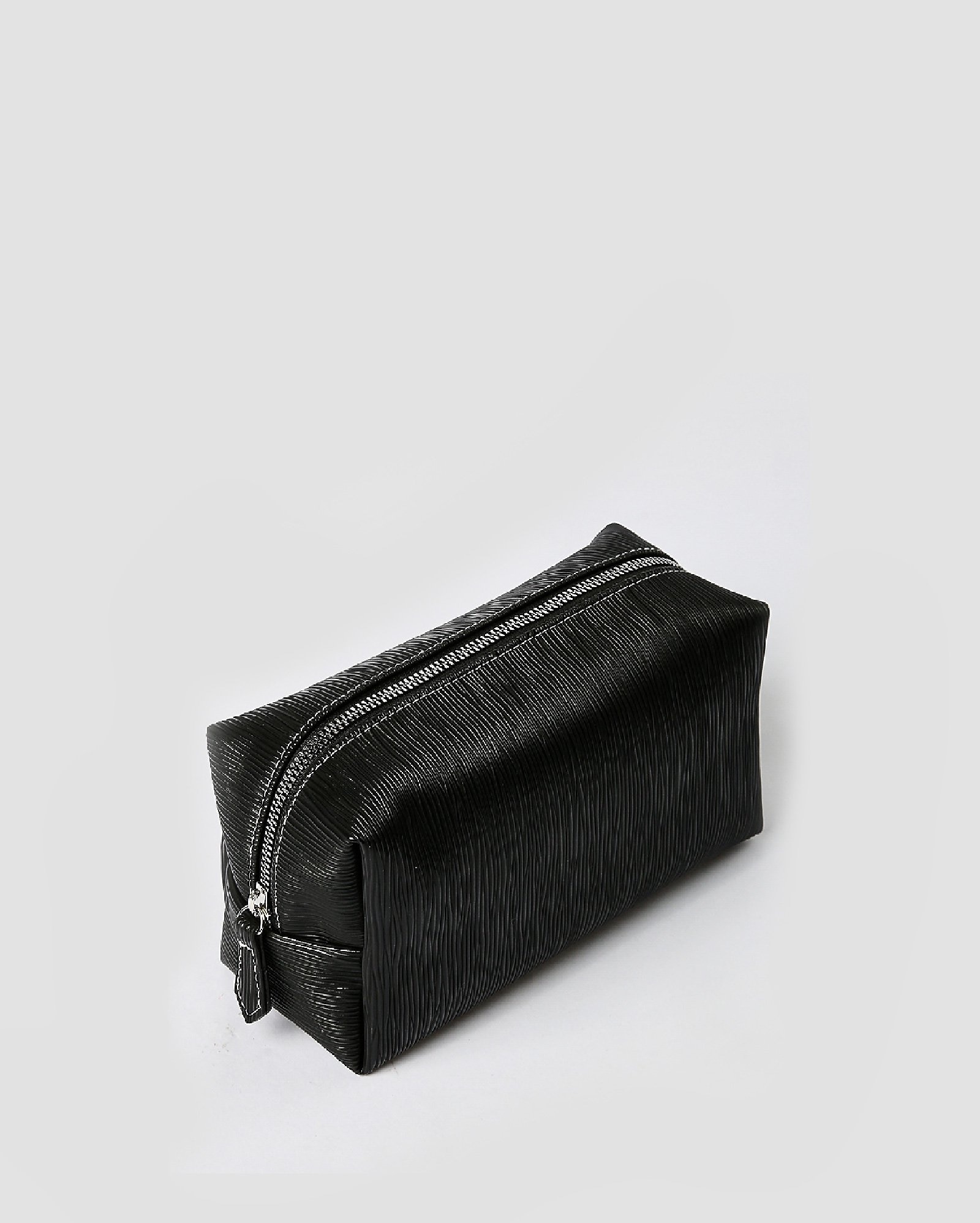 Necessaire P de poliuretano texturizada com zíper Julie preta | Accessori by Riachuelo