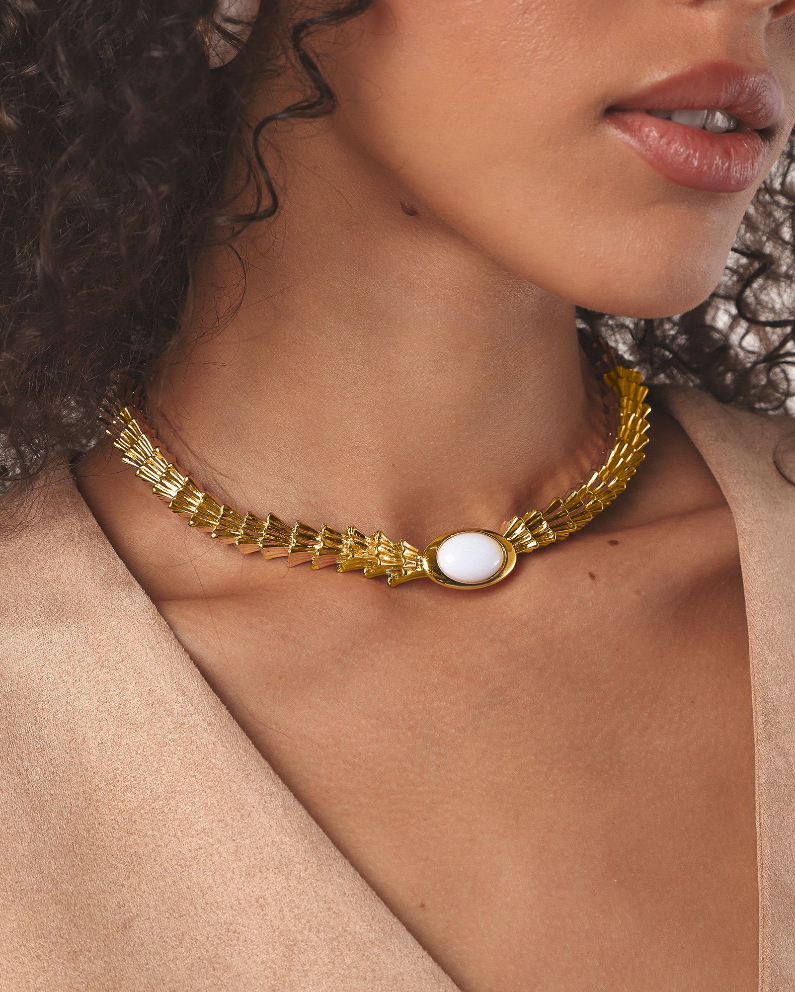 Colar feminino robusto pedra oval resinada dourado | Missinclof + Riachuelo
