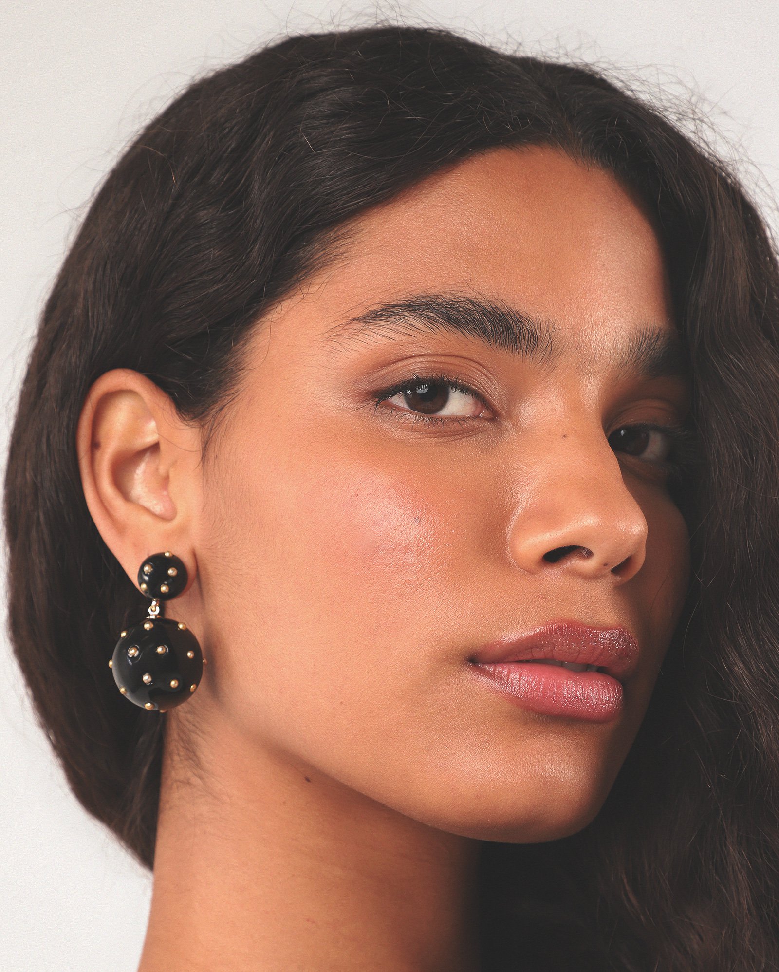Brinco feminino pendente esfera resinada pedrarias - Preto | Missinclof + Riachuelo