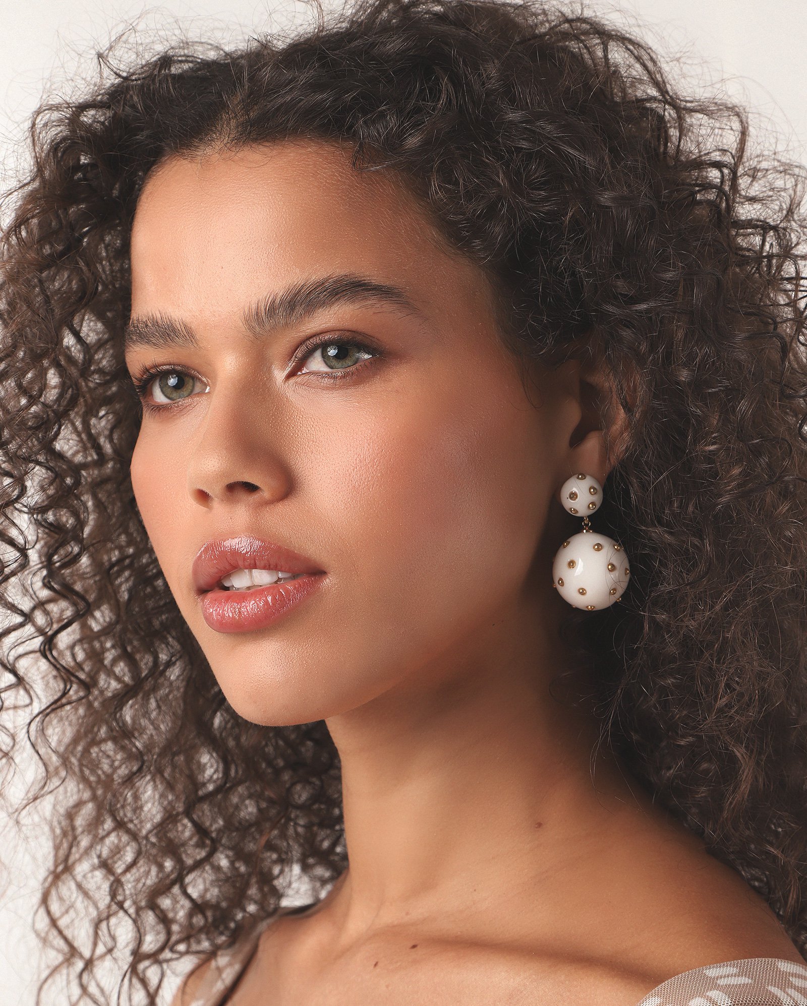 Brinco feminino pendente esfera resinada pedrarias - Branco | Missinclof + Riachuelo