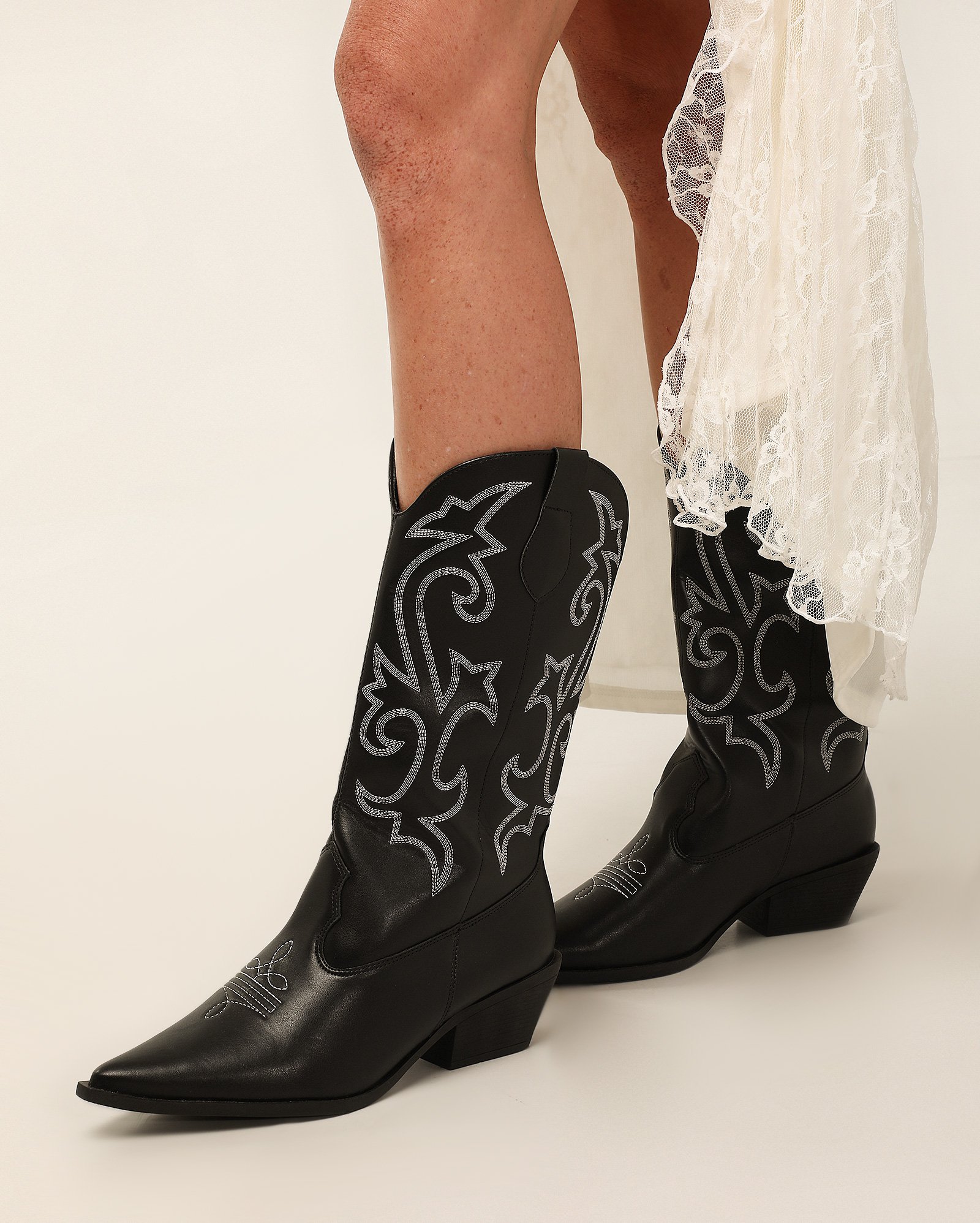 Riachuelo Bota feminina western cano alto pespontado preta