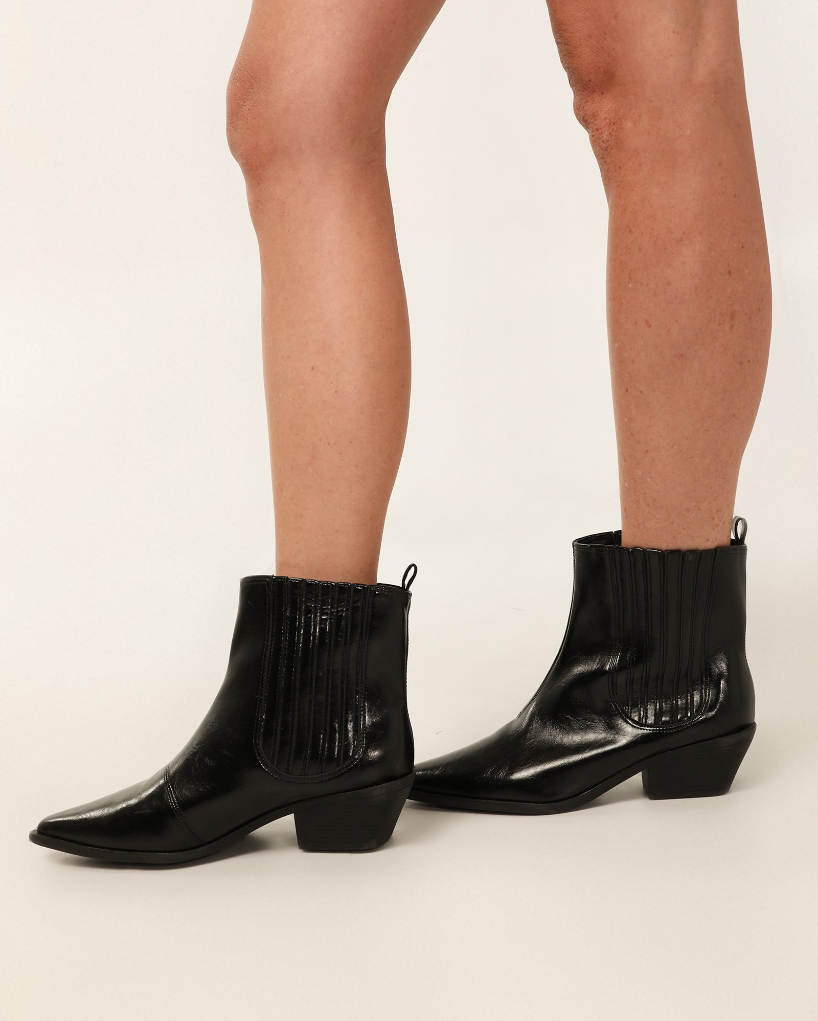 Bota western cano curto com elástico preta | Riachuelo