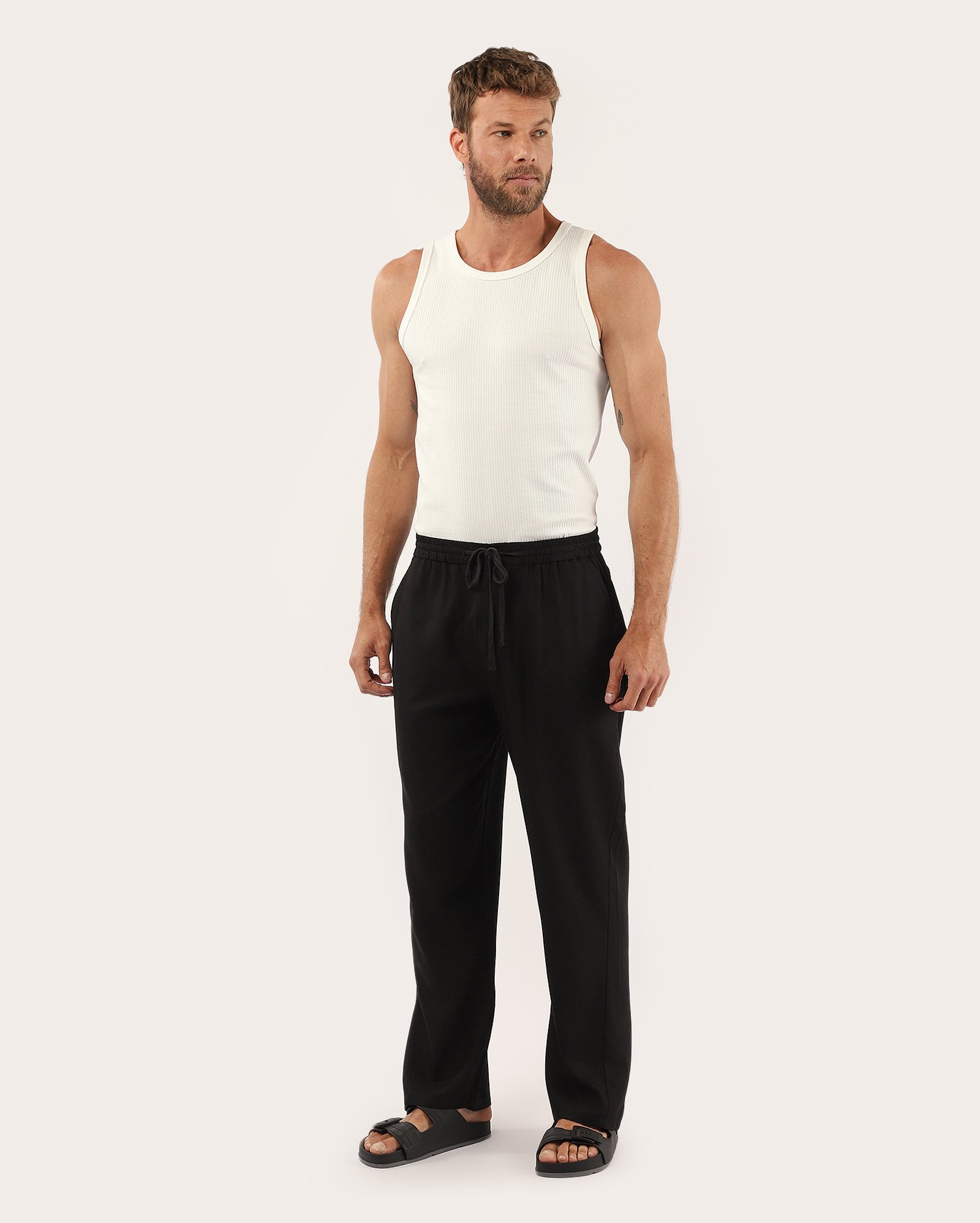 Calça masculina reta em viscolinho com cordão preta