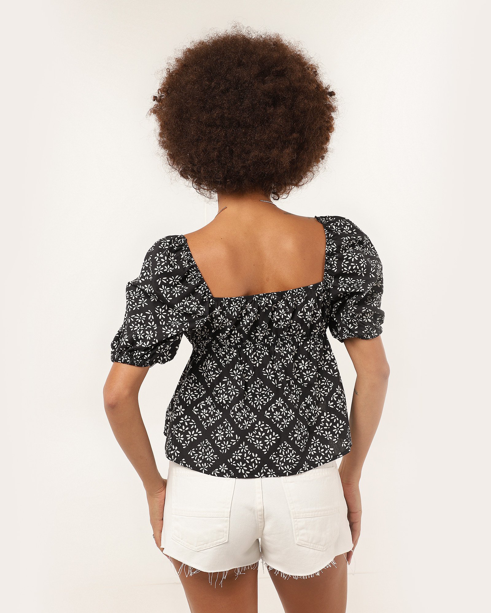 Blusa feminina manga bufante estampa geométrica floral preta | Pool — foto 5