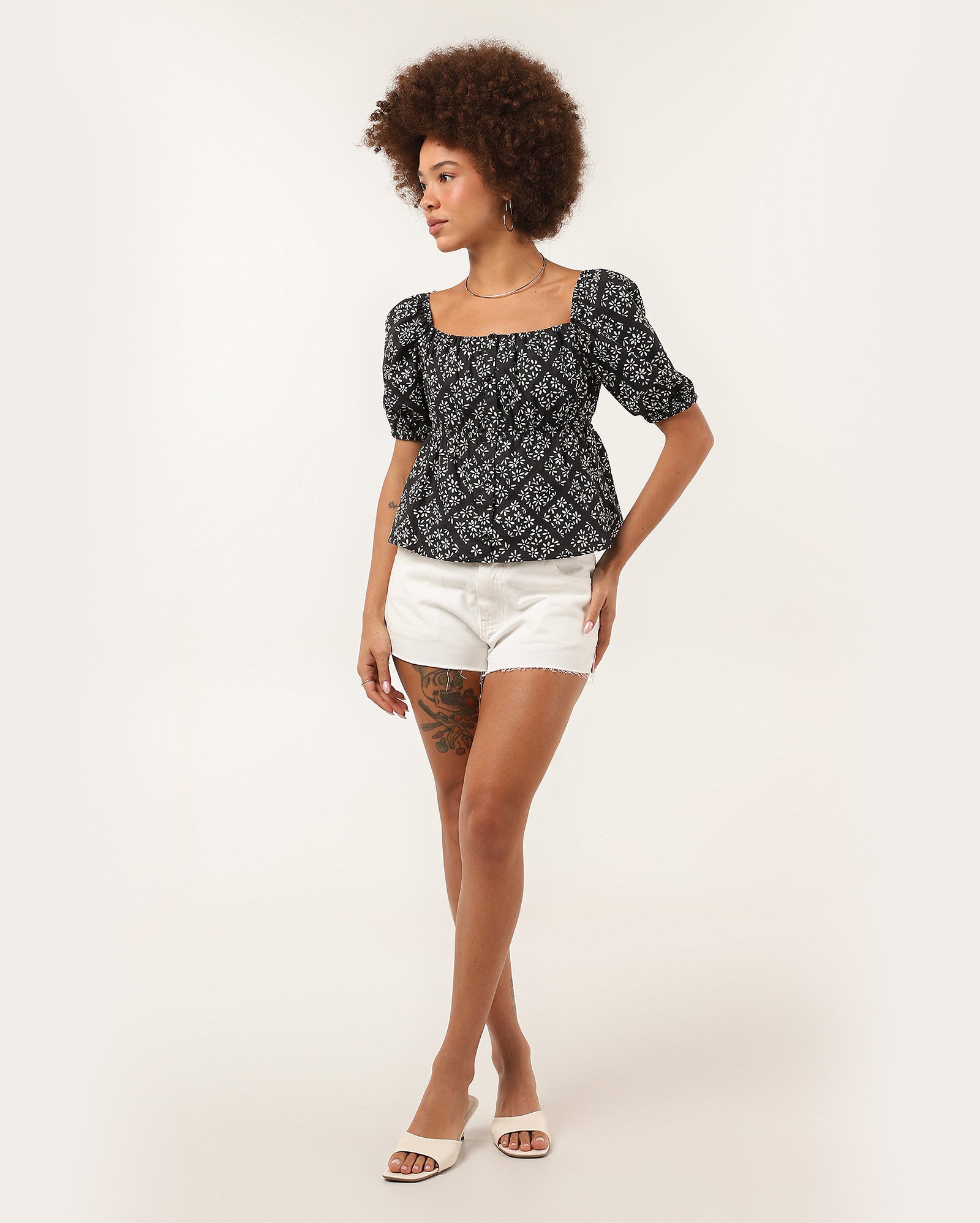 Blusa feminina manga bufante estampa geométrica floral preta | Pool — foto 2