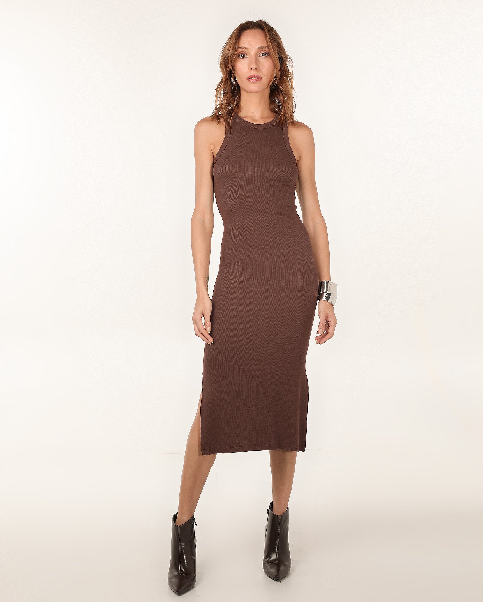 Vestido midi tubinho liso canelado com fenda marrom | Pool Basics