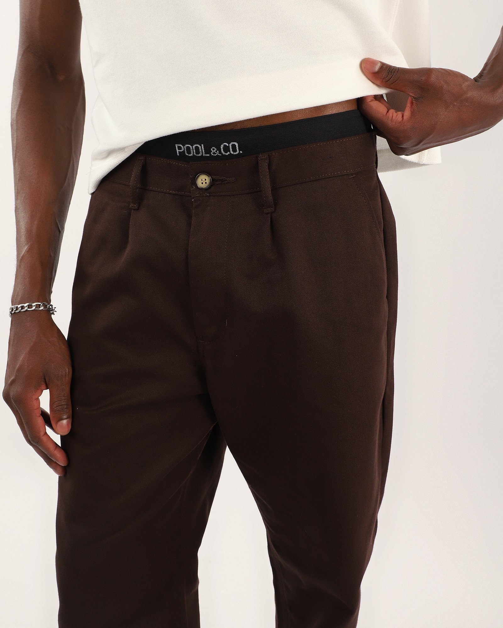 Calça sarja masculina baggy com bolsos chino marrom | Pool Jeans