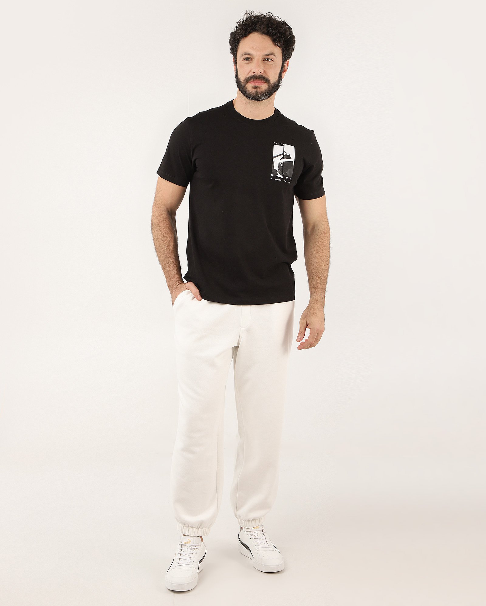 Camiseta masculina regular estampa figura preta | Pool