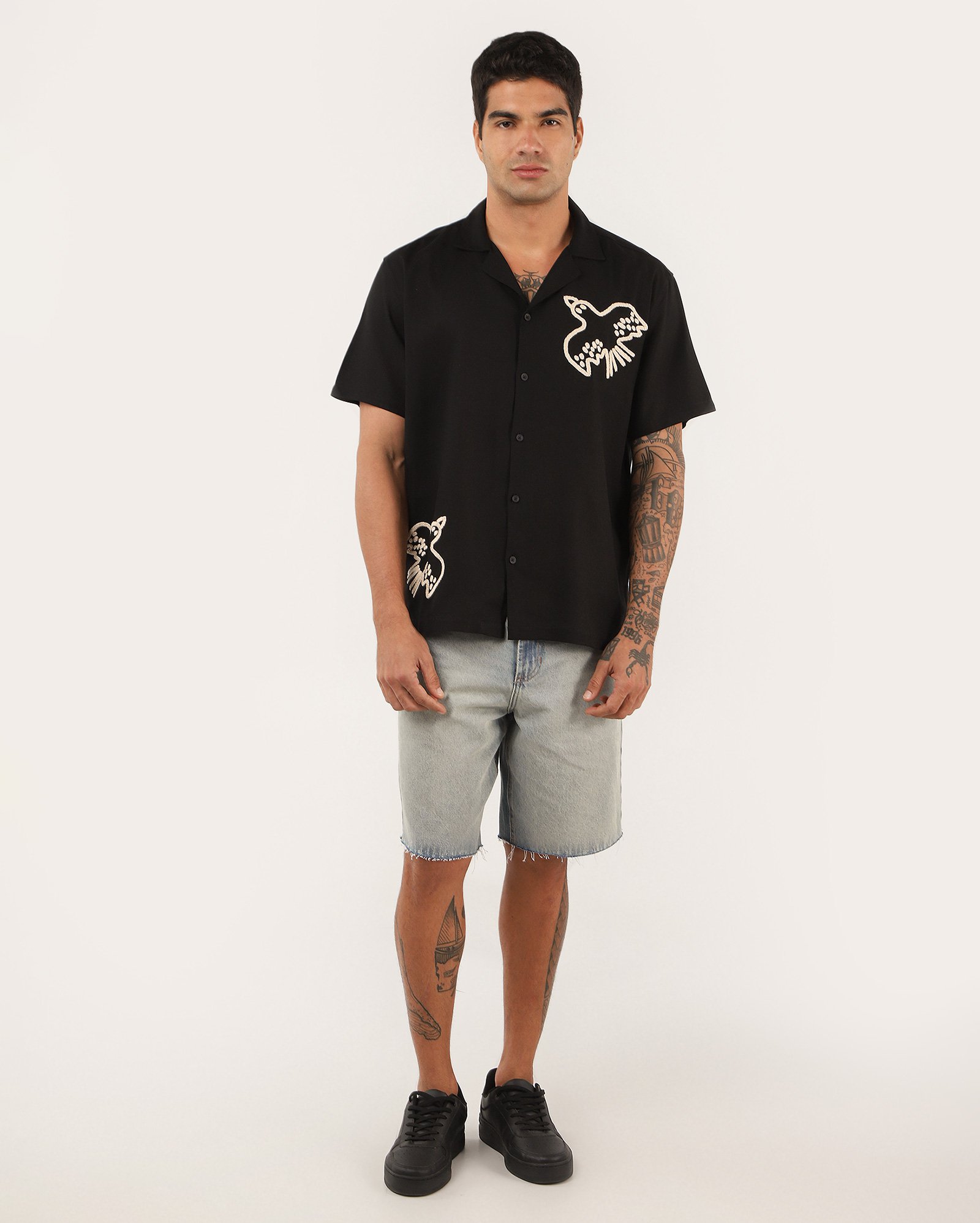 Bermuda jeans masculina reta barra desfiada denim claro | Pool Jeans