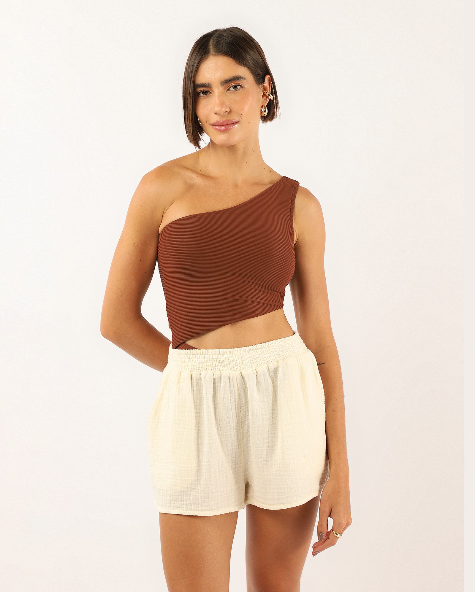 Saída de praia short em viscose texturizado bege