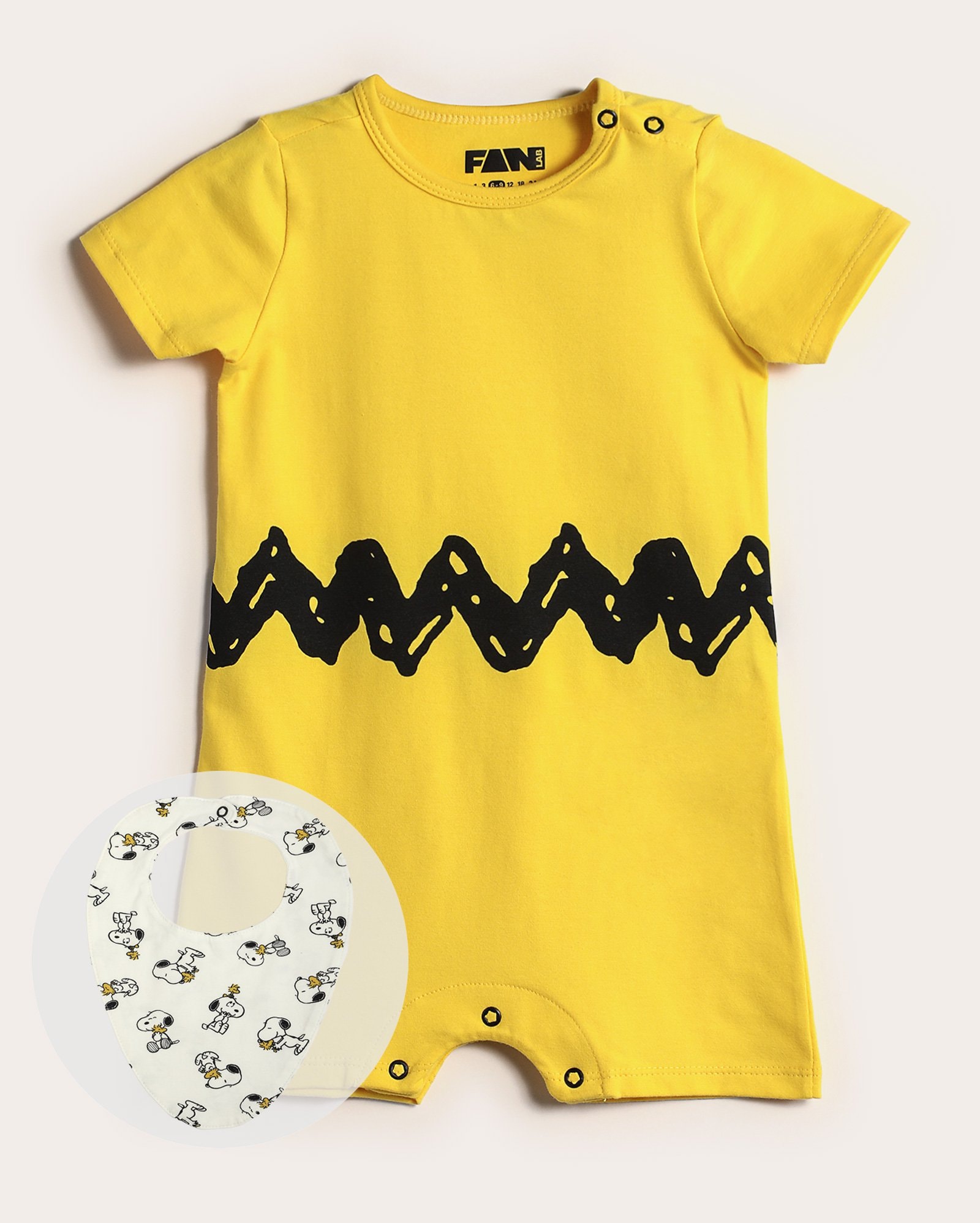 Body bebê Charlie Brown com babador amarelo | FANLAB