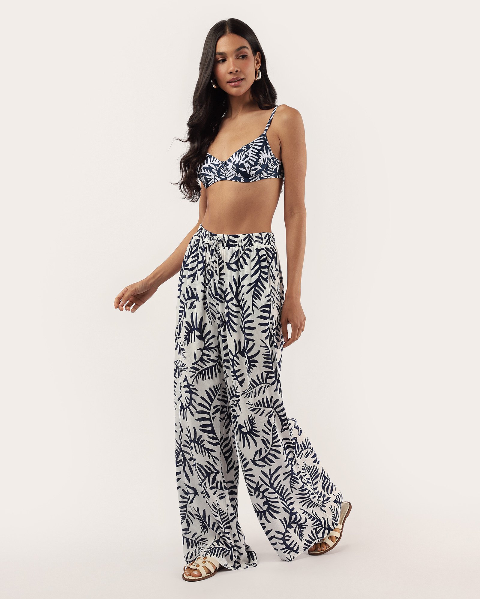 Saída de praia calça pantalona de viscose folhagem branca