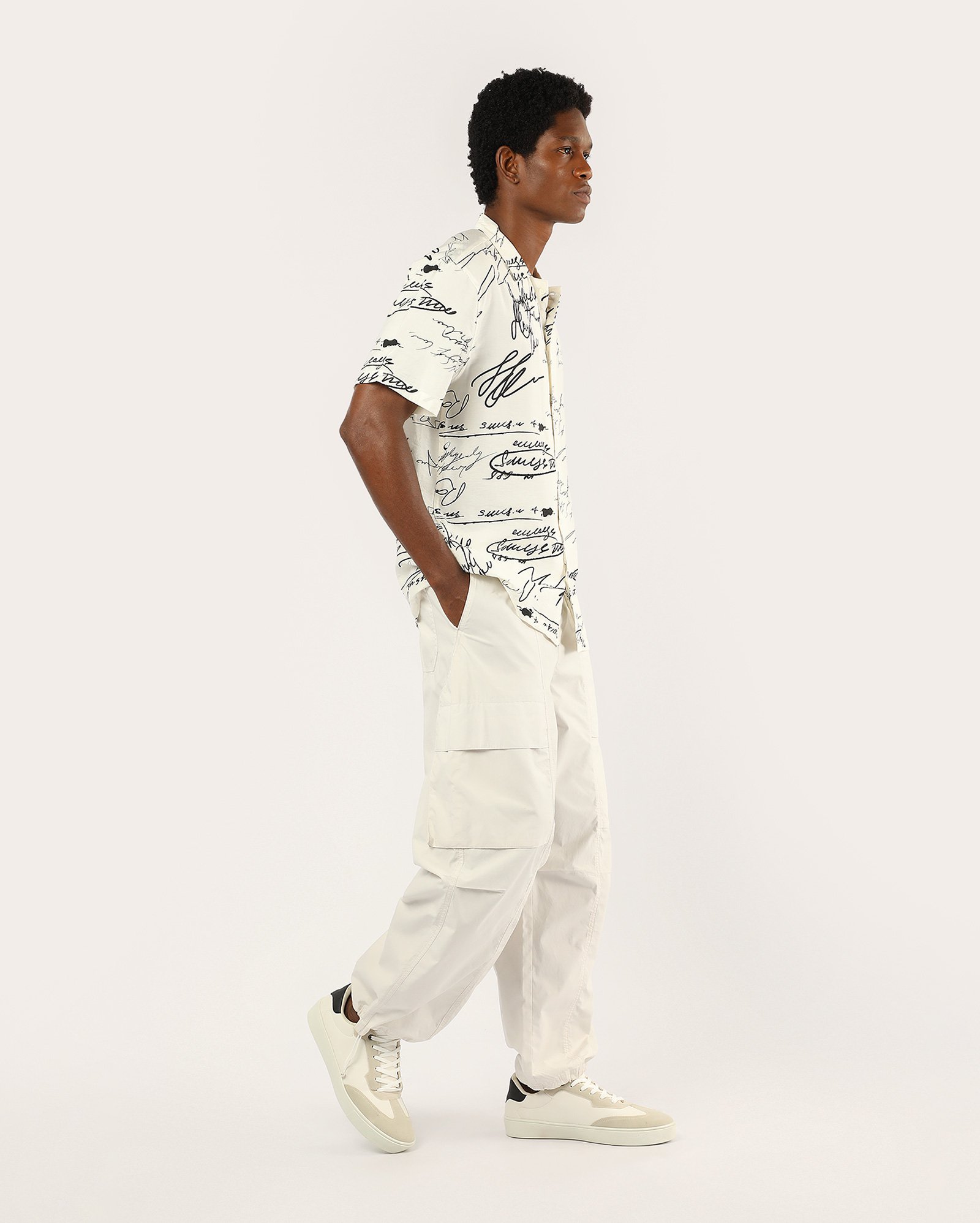 Calça masculina wide leg paper touch com bolsos cargo - off-white