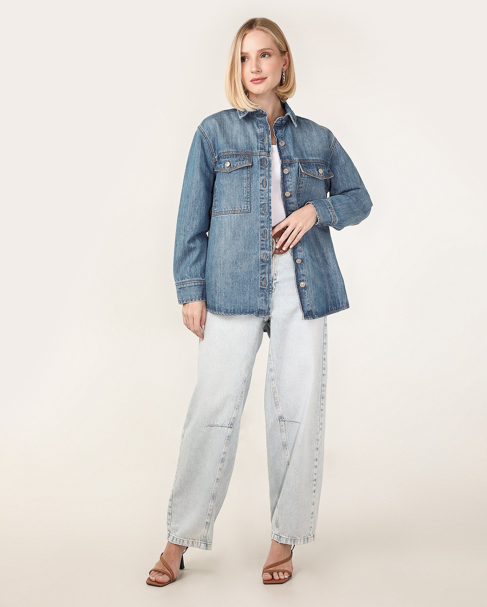 Jaqueta jeans feminina alongada com bolsos cargo denim médio | Pool Jeans