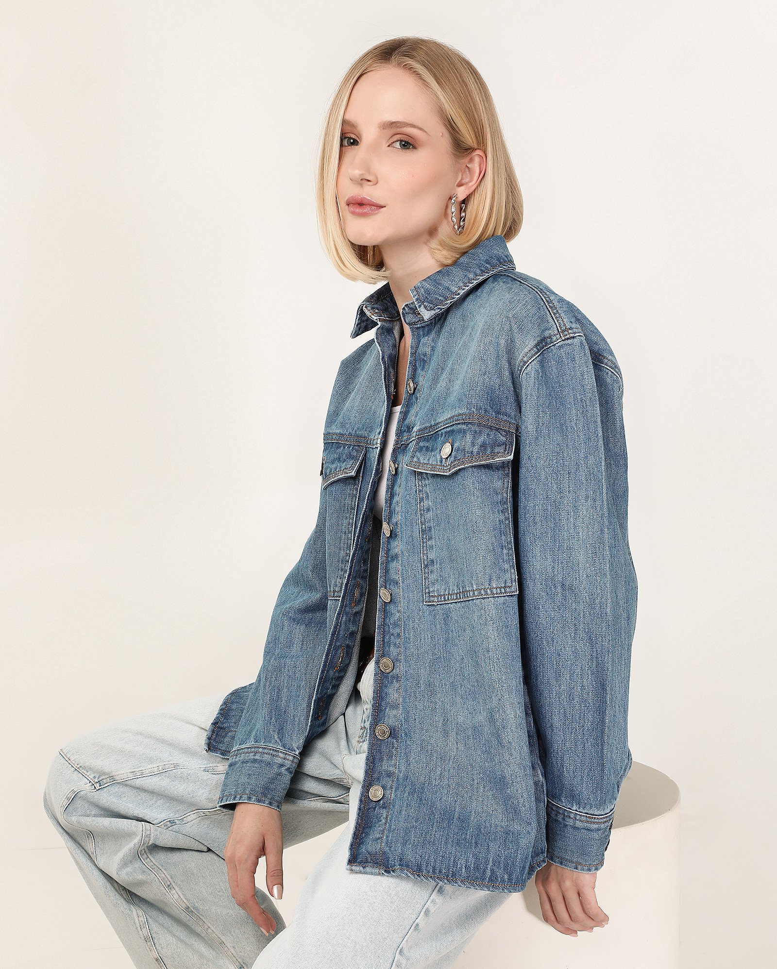 Jaqueta jeans feminina alongada com bolsos cargo denim médio | Pool Jeans