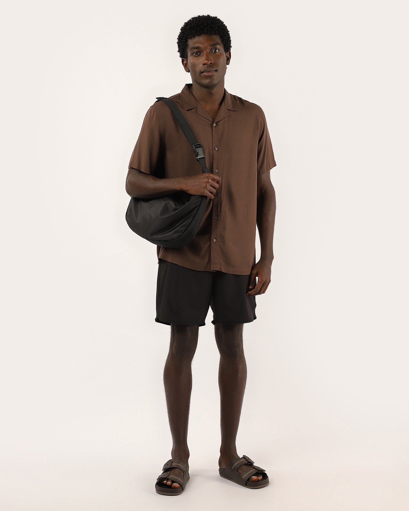 Bermuda surf masculina com cordão e bolso preta