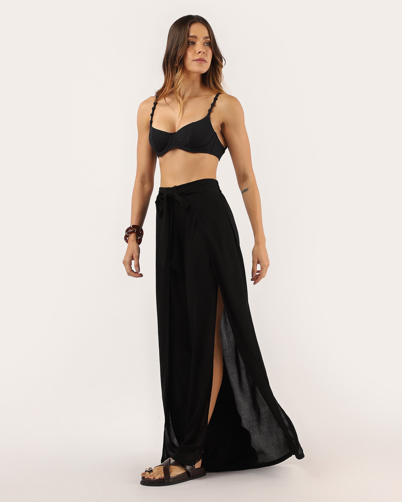 Saída de praia calça pantalona com fenda lateral - preta