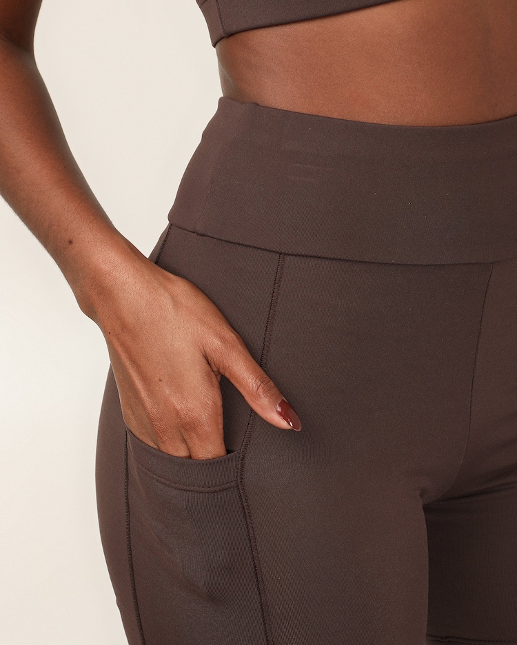 Bermuda esportiva feminina em poliamida com bolso PumpSync - Marrom Escuro | Body Work – Marrom Escuro – Body Work - Imagem 2