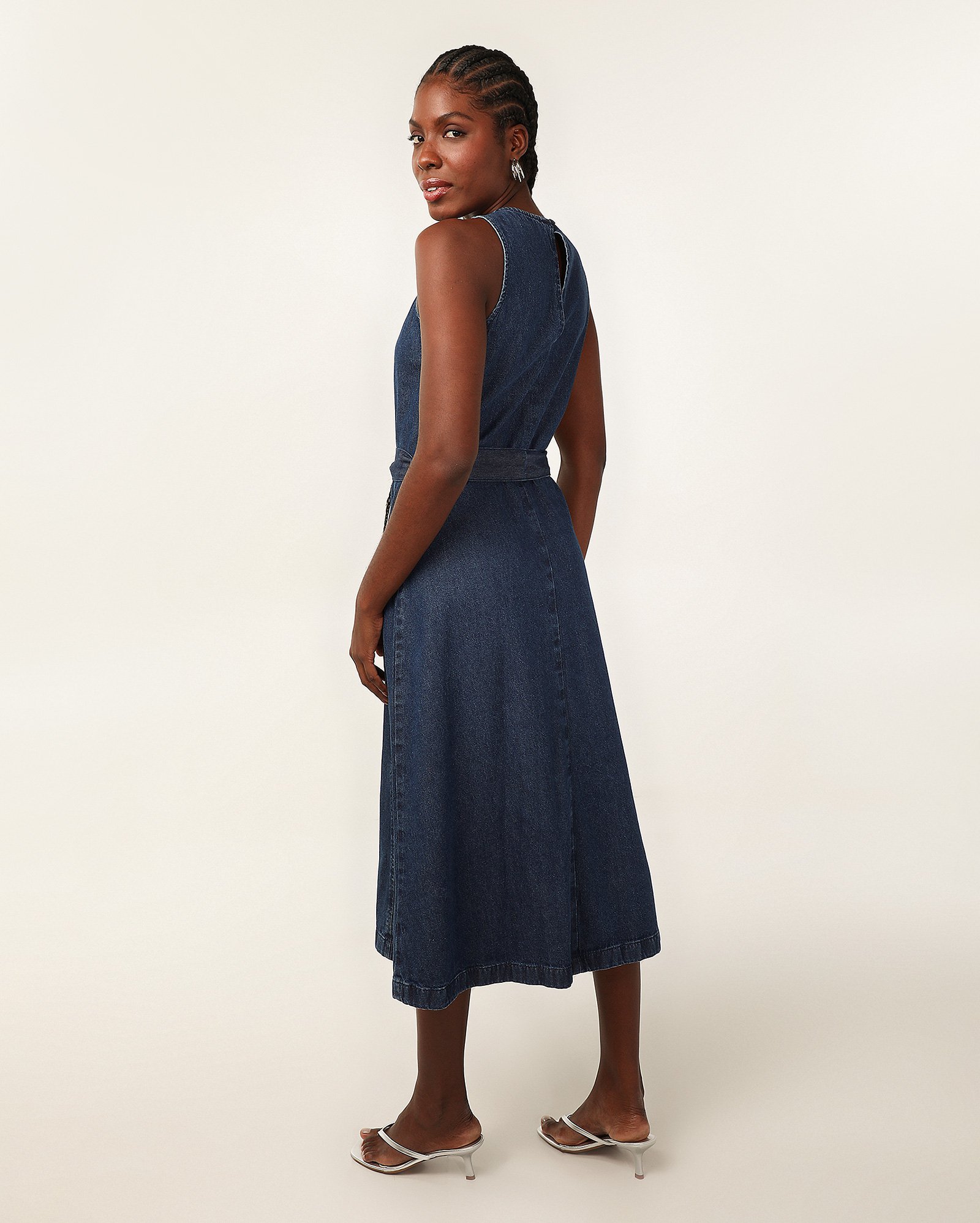 Vestido jeans midi com faixa e fenda frontal denim escuro | Pool Jeans