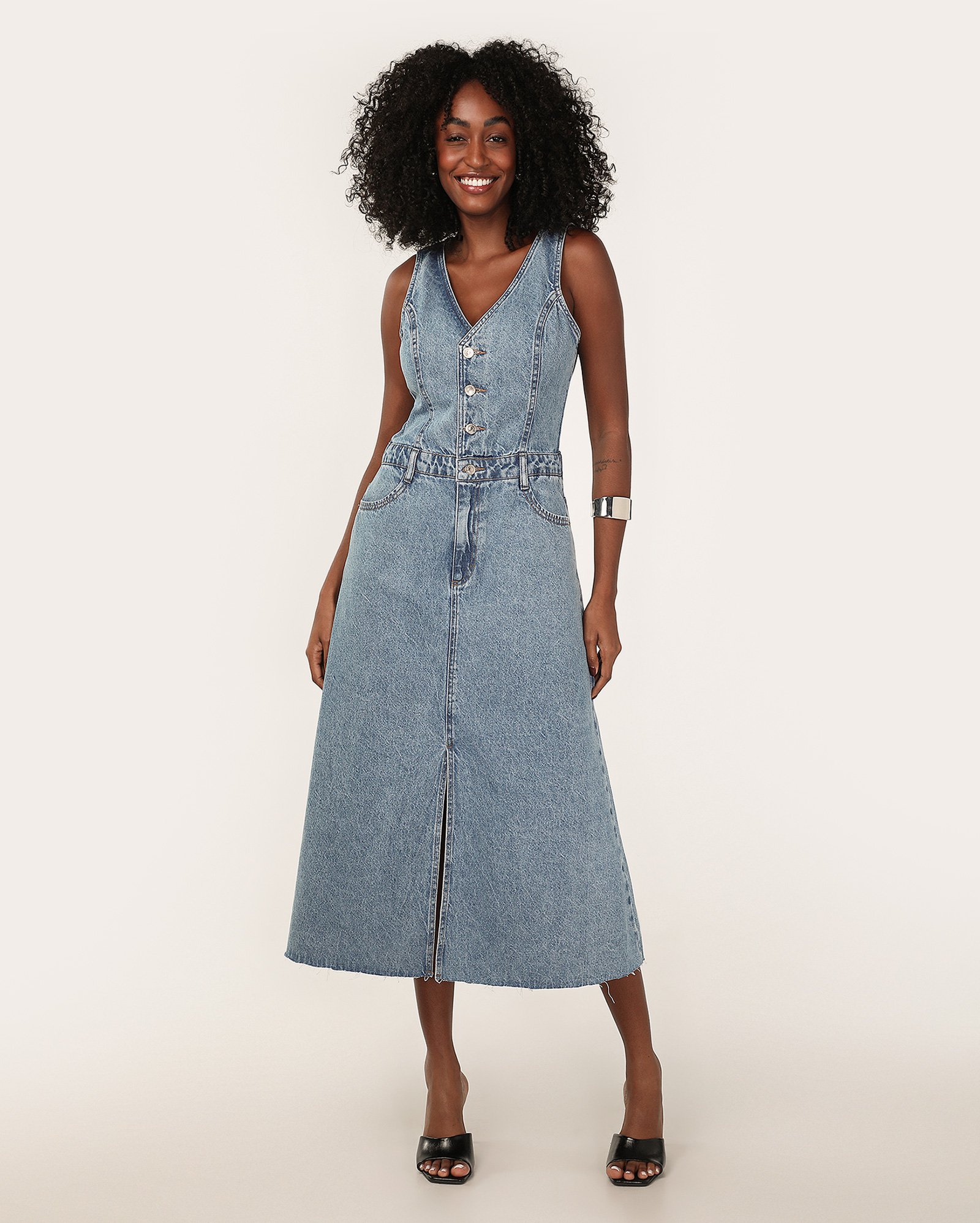Vestido jeans midi evasê com fenda denim médio | Pool Jeans
