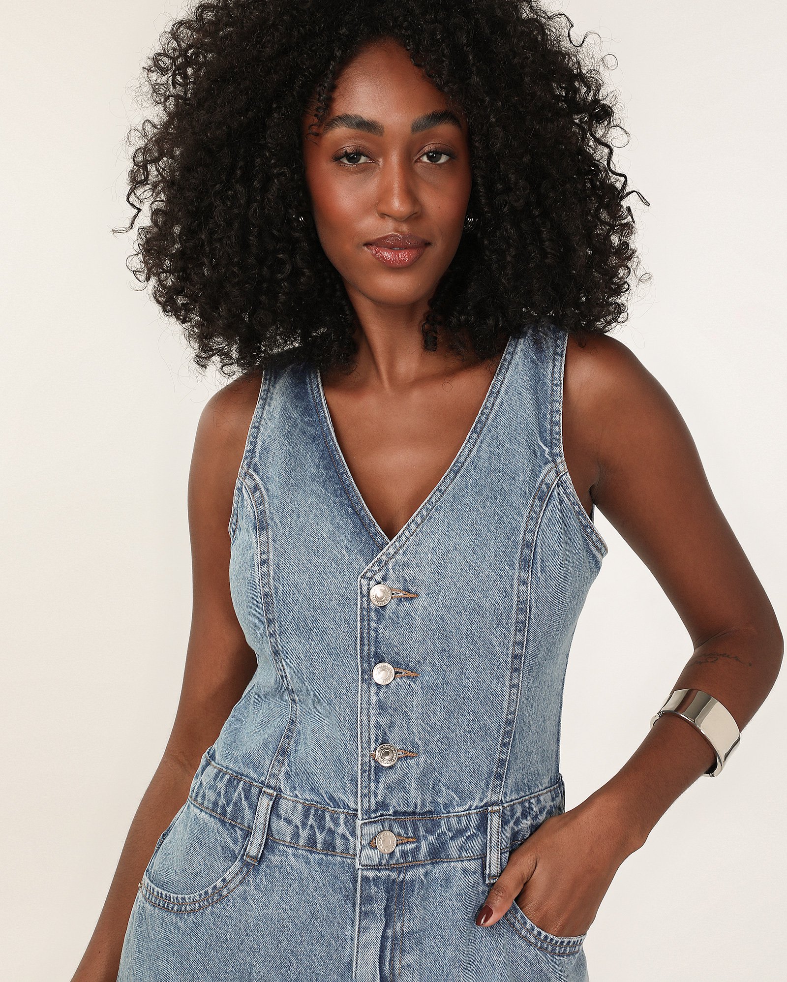 Vestido jeans midi evasê com fenda denim médio | Pool Jeans