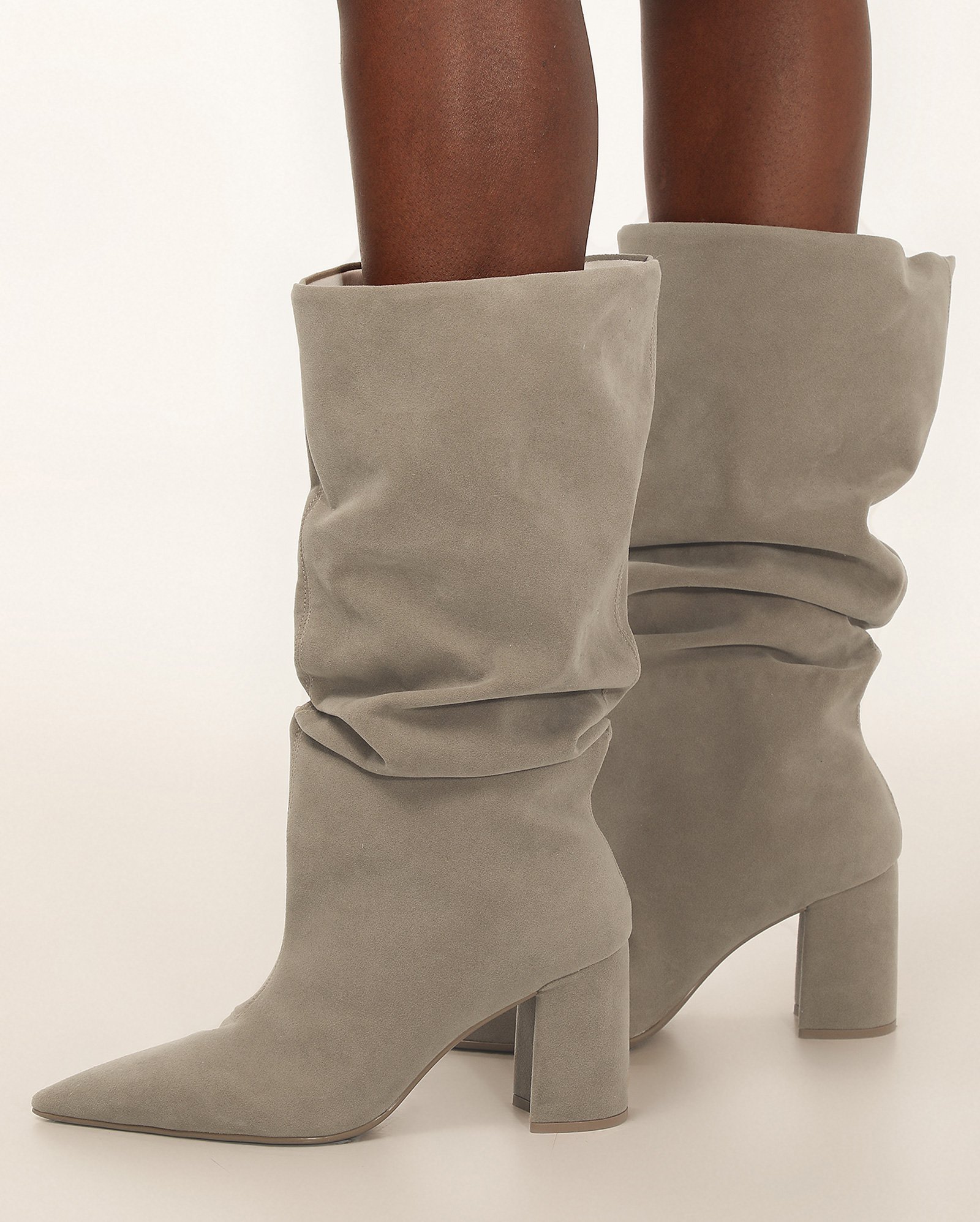 Bota feminina slouchy bico fino e salto grosso suede cinza | Riachuelo