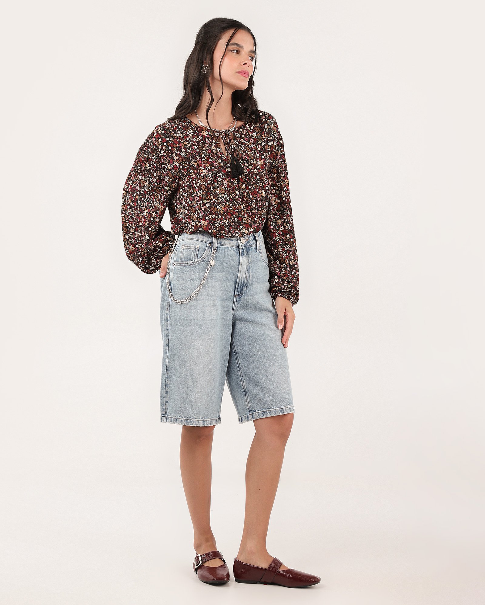 Jorts jeans feminino com corrente de coração denim claro | Pool Jeans