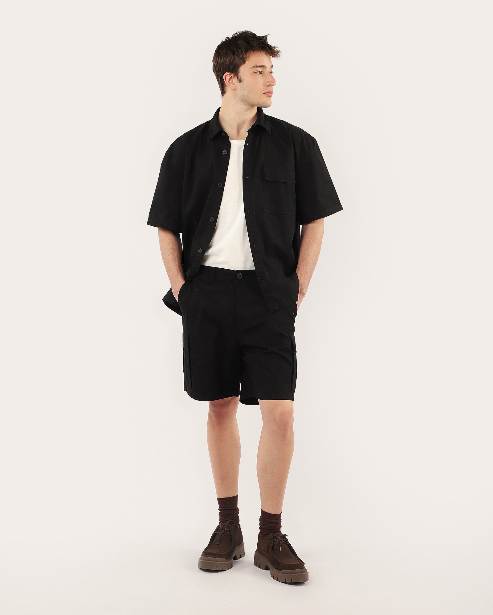 Bermuda masculina texturizada com bolsos cargo - preta