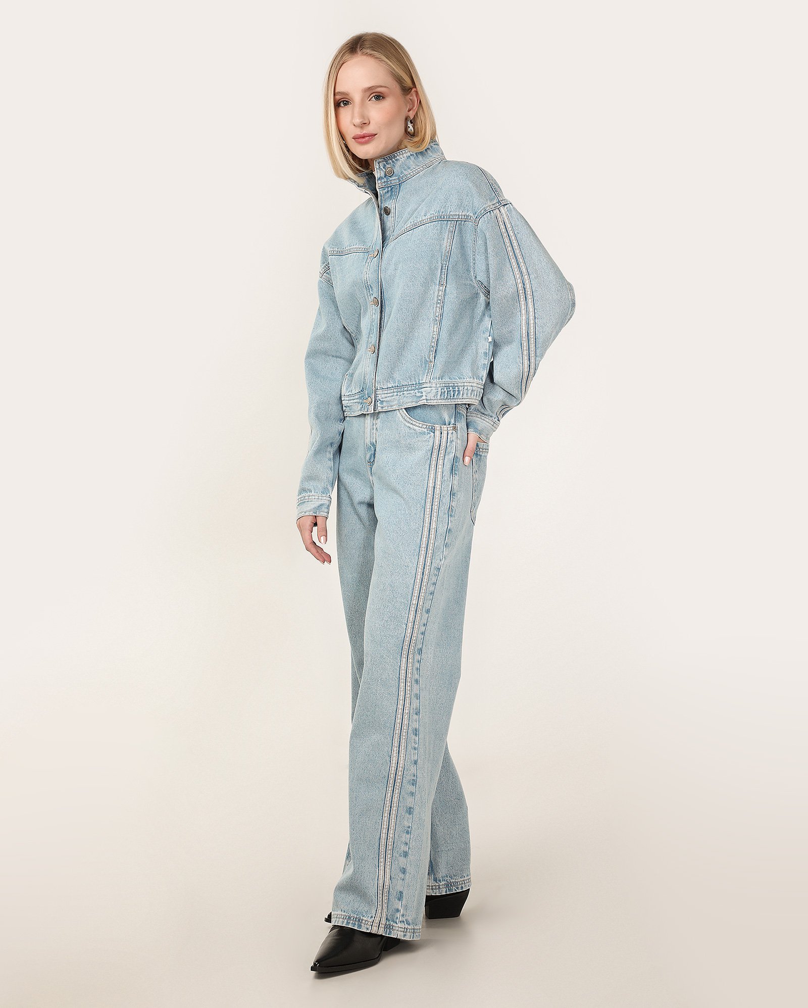 Jaqueta jeans feminina com gola alta e listra denim claro | Pool Jeans