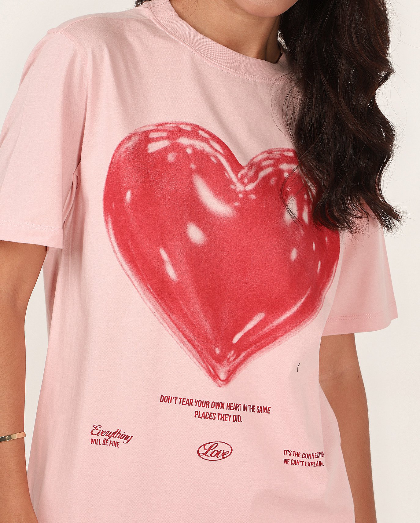 Camiseta feminina alongada Anninha coração lettering rosa | Pool — foto 4