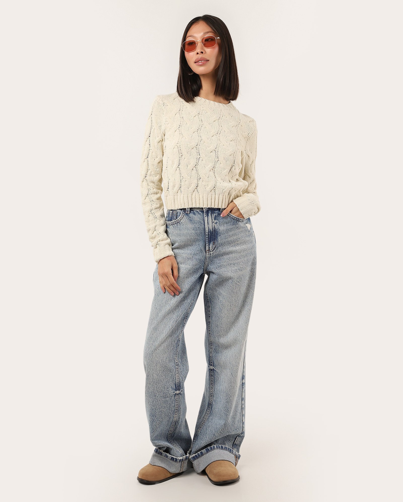 Calça jeans feminina wide leg barra virada e puídos denim médio | Pool Jeans