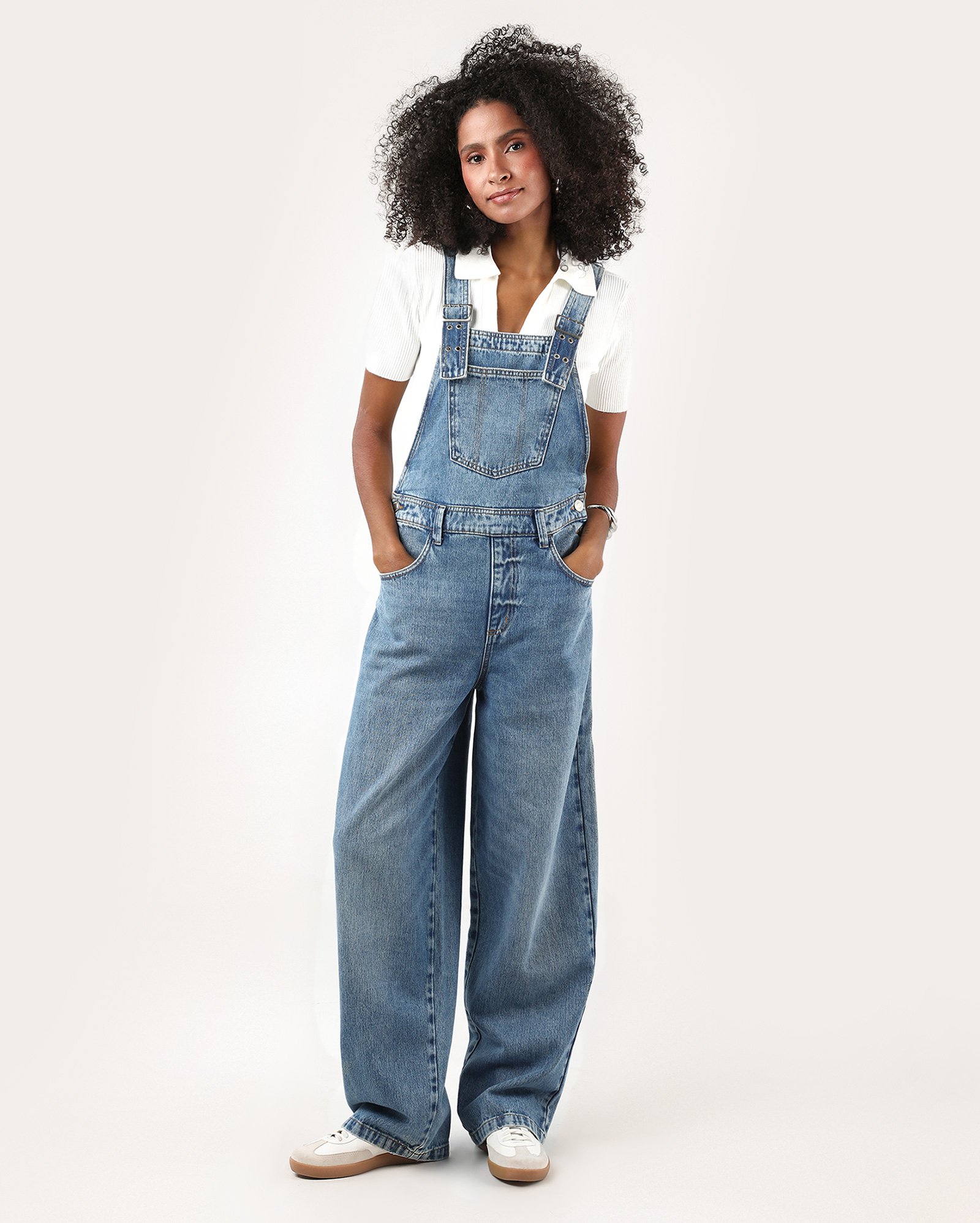 Jardineira jeans feminina com bolso estonada denim médio | Pool Jeans