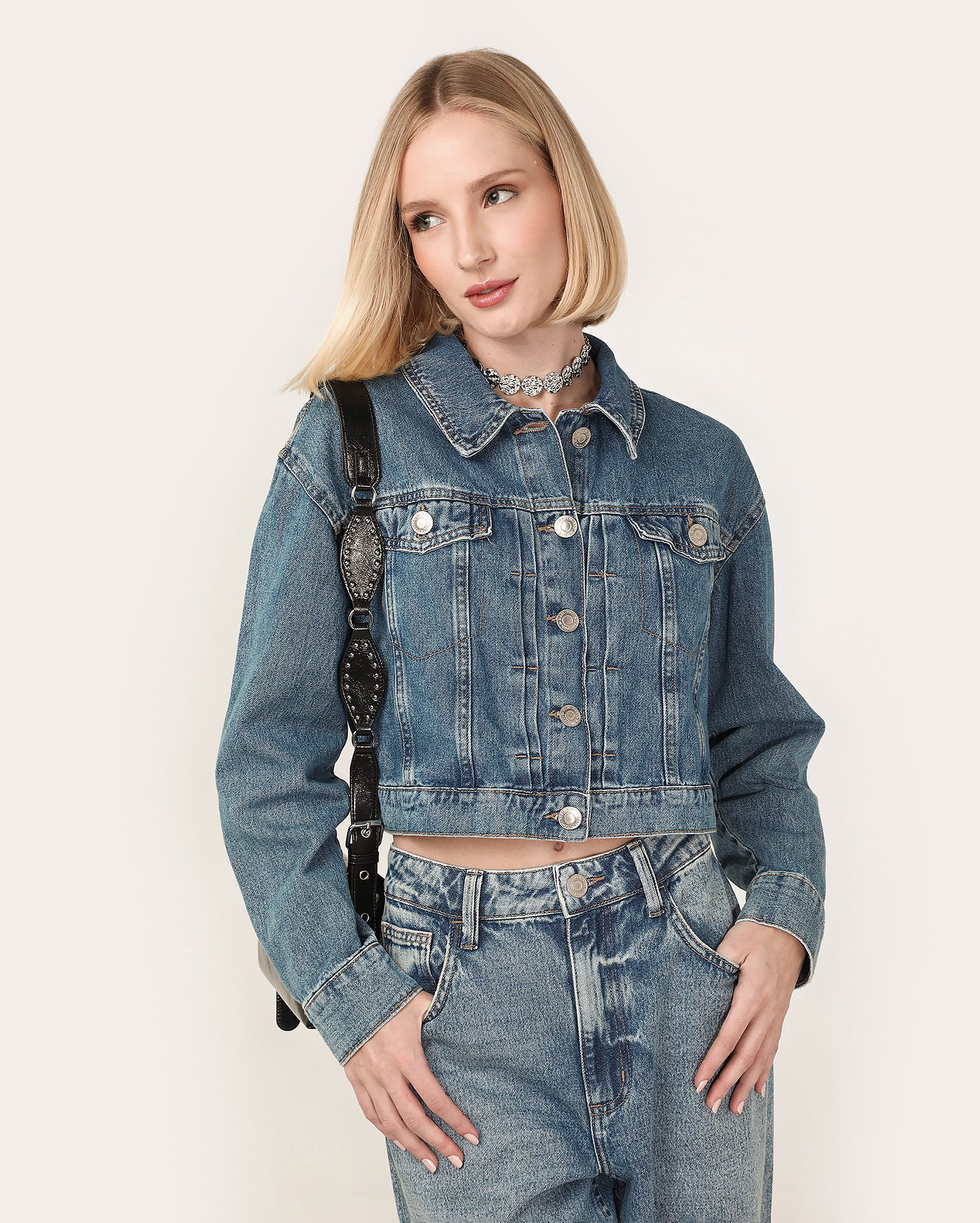 Jaqueta jeans cropped trucker estonada denim médio | Pool Jeans