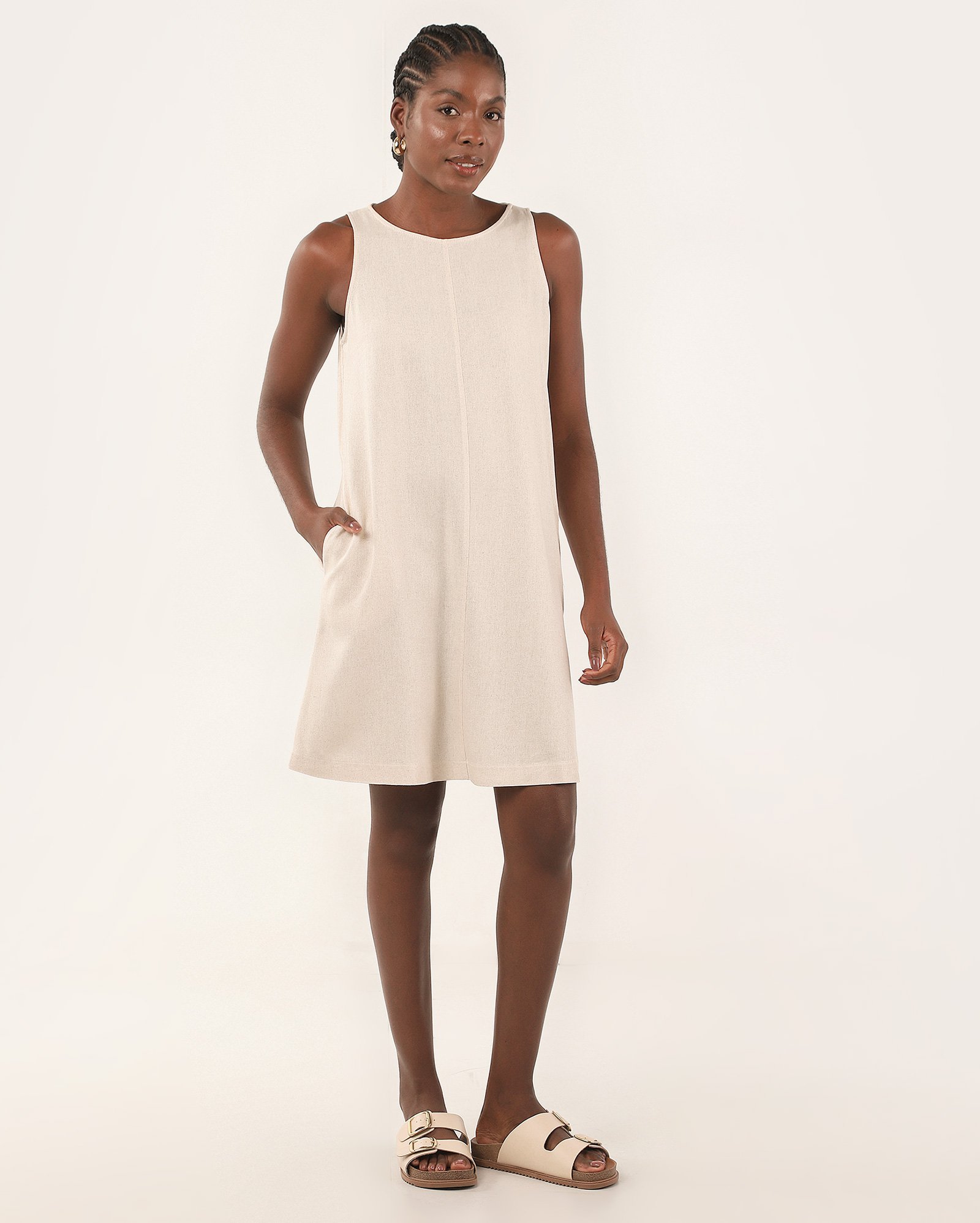 Vestido curto reto Lica em viscolinho bege | AK by Riachuelo