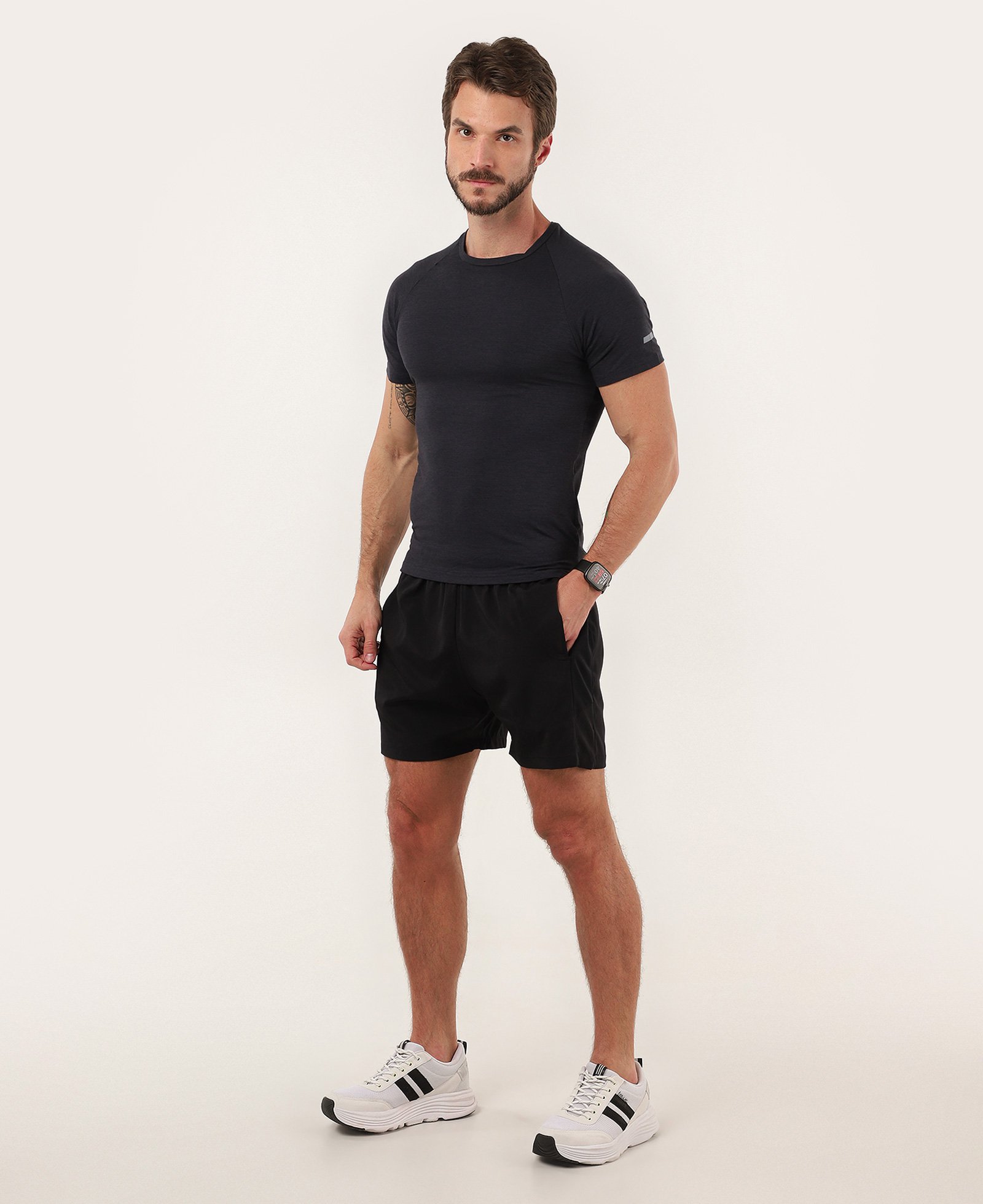 Camiseta esportiva masculina tecido flamê slim - Preto | BodyWork