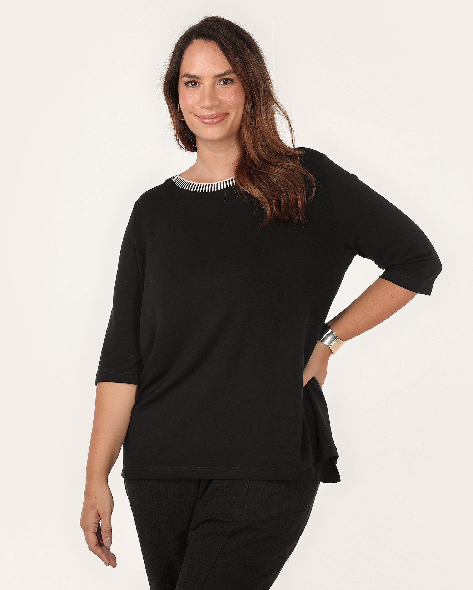 Blusa plus size feminina em viscose decote trabalhado preto | AK Plus