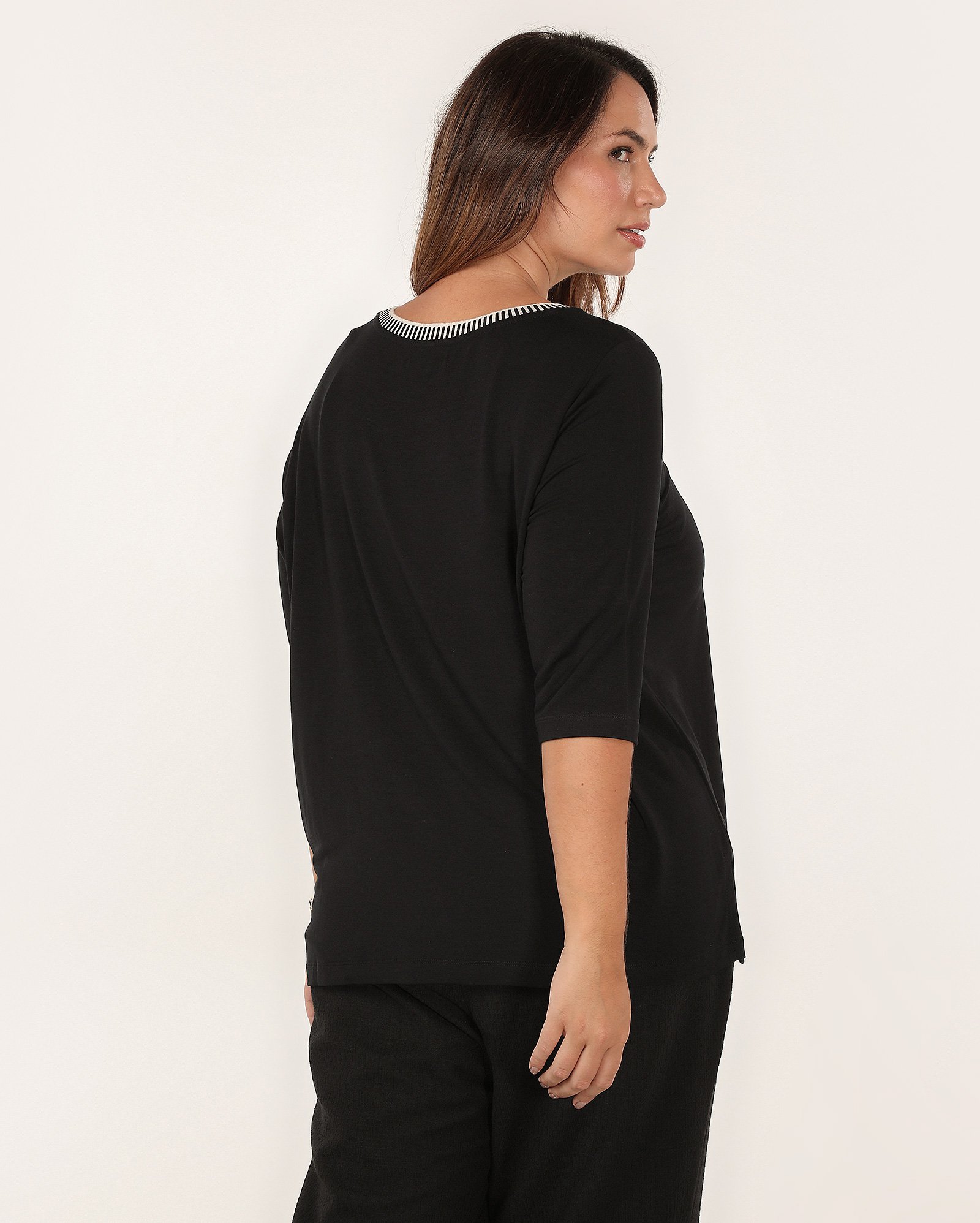 Blusa plus size feminina em viscose decote trabalhado preto | AK Plus