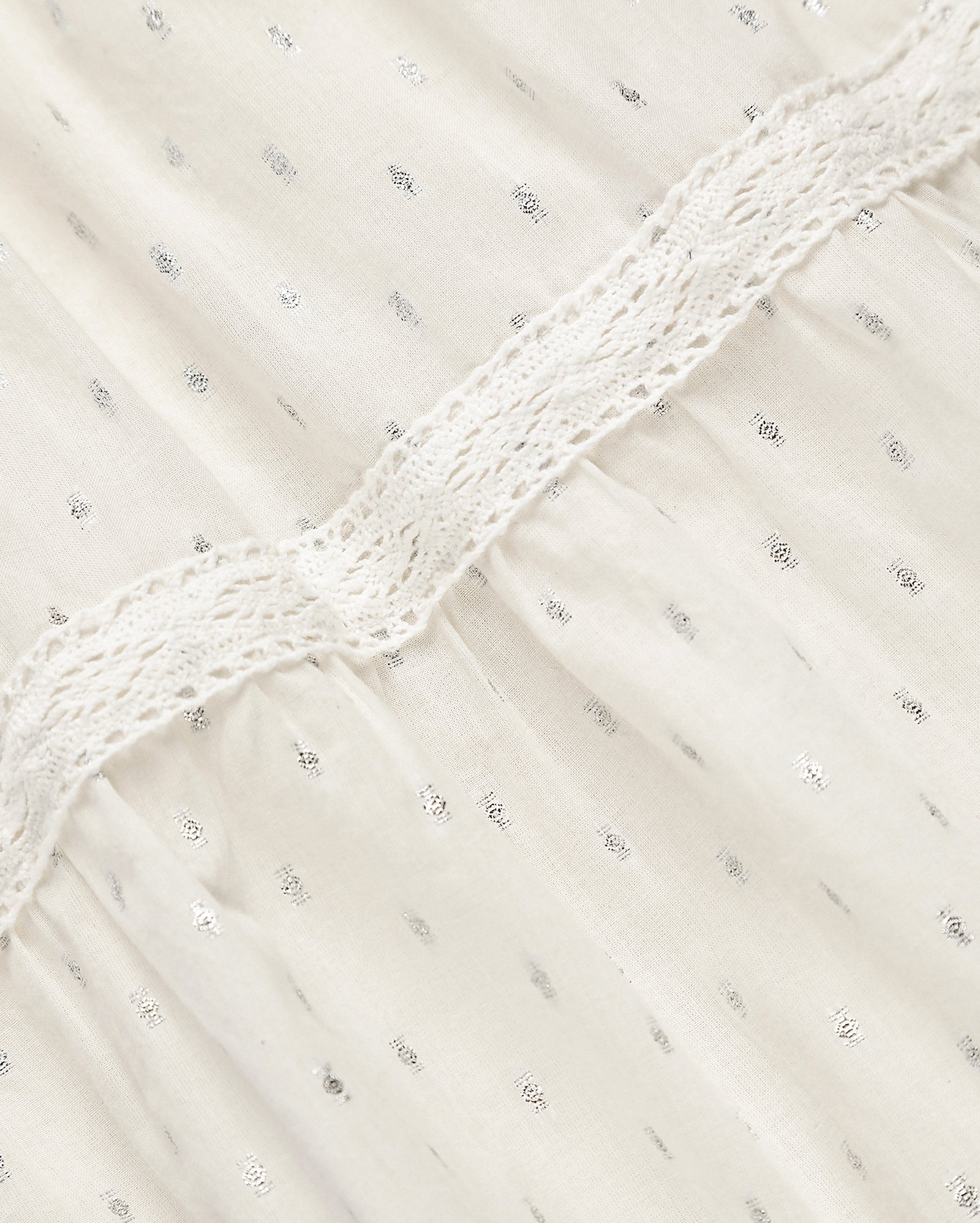 Vestido juvenil curto evasê babados e fios metalizados off-white