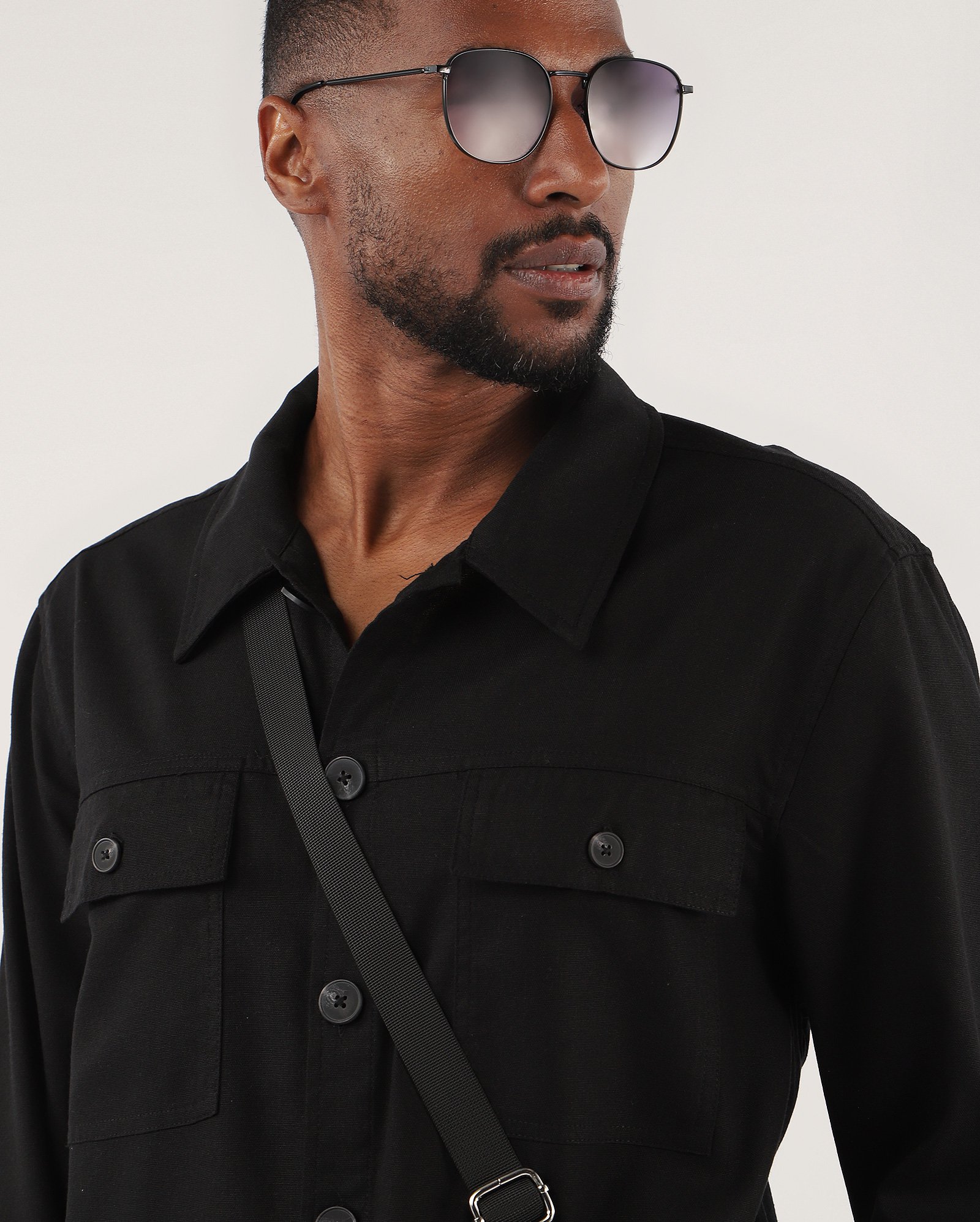 Camisa masculina em viscolinho com bolso cargo - Preto — foto 3