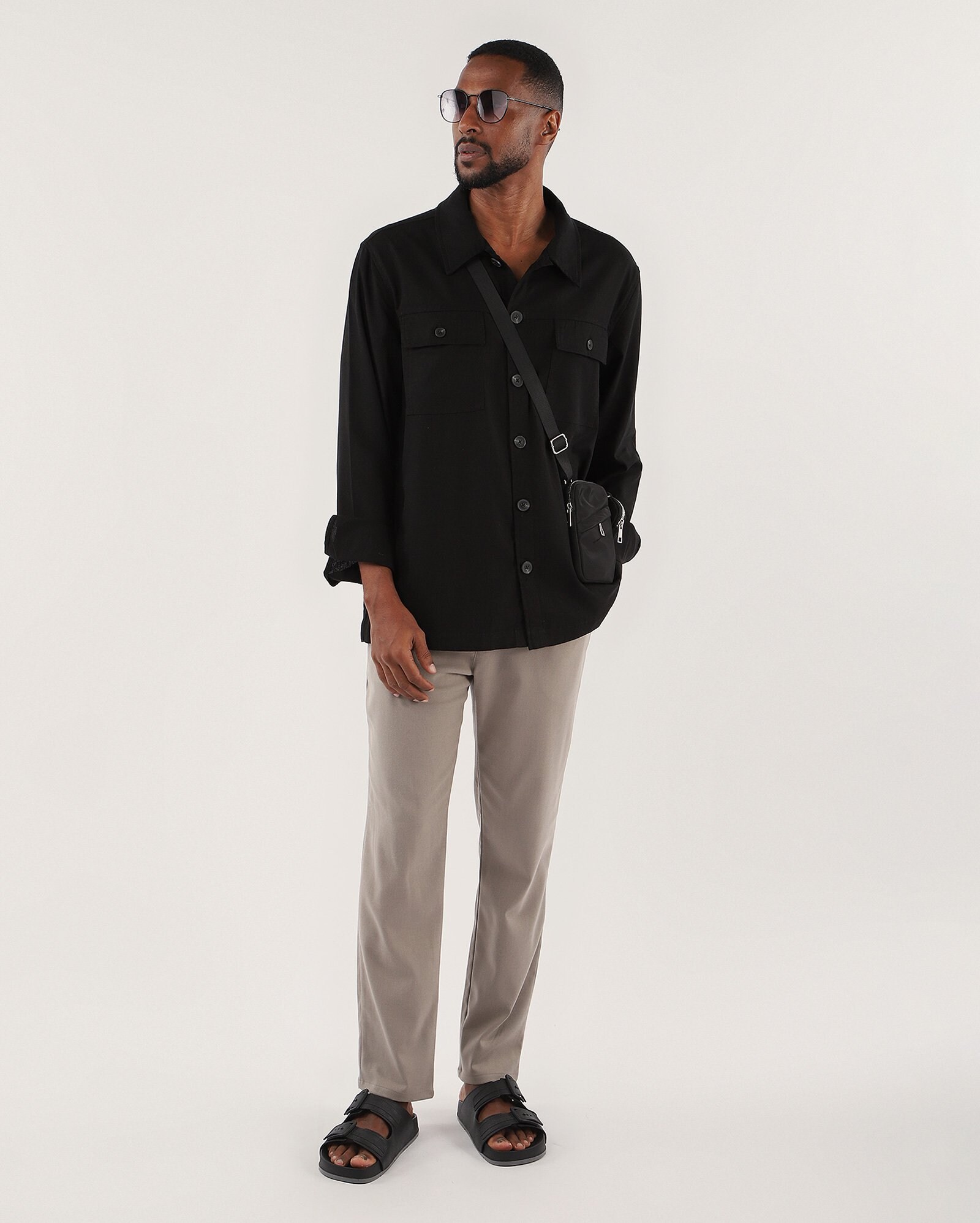 Camisa masculina em viscolinho com bolso cargo - Preto — foto 2