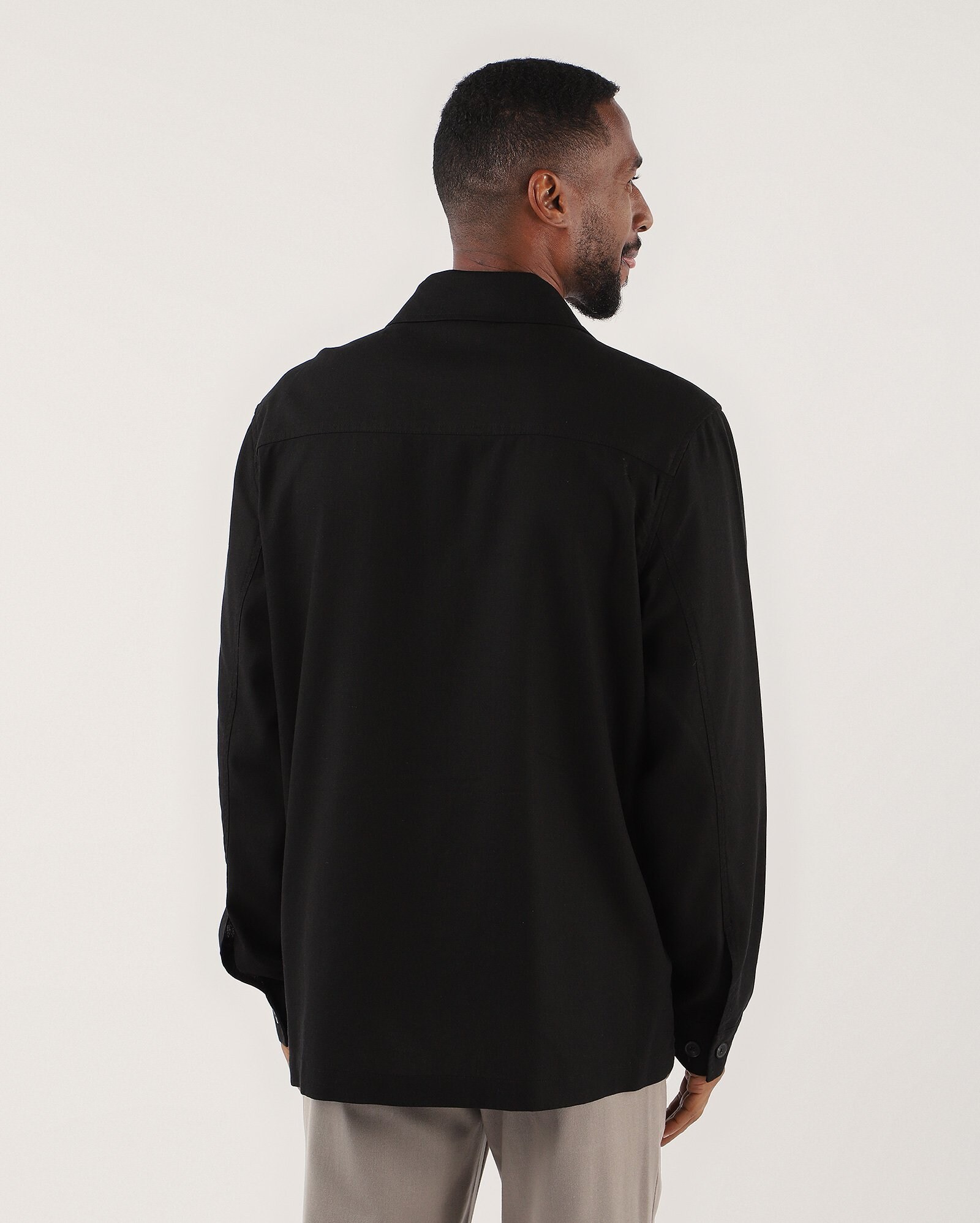 Camisa masculina em viscolinho com bolso cargo - Preto — foto 4