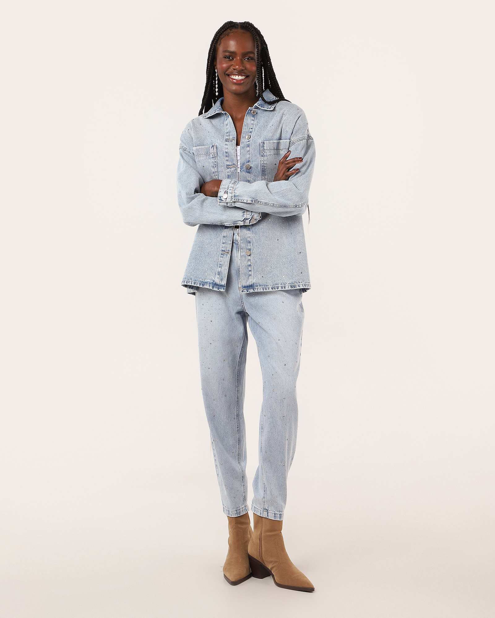 Jaqueta jeans feminina alongada aplicação strass denim claro | Pool Jeans
