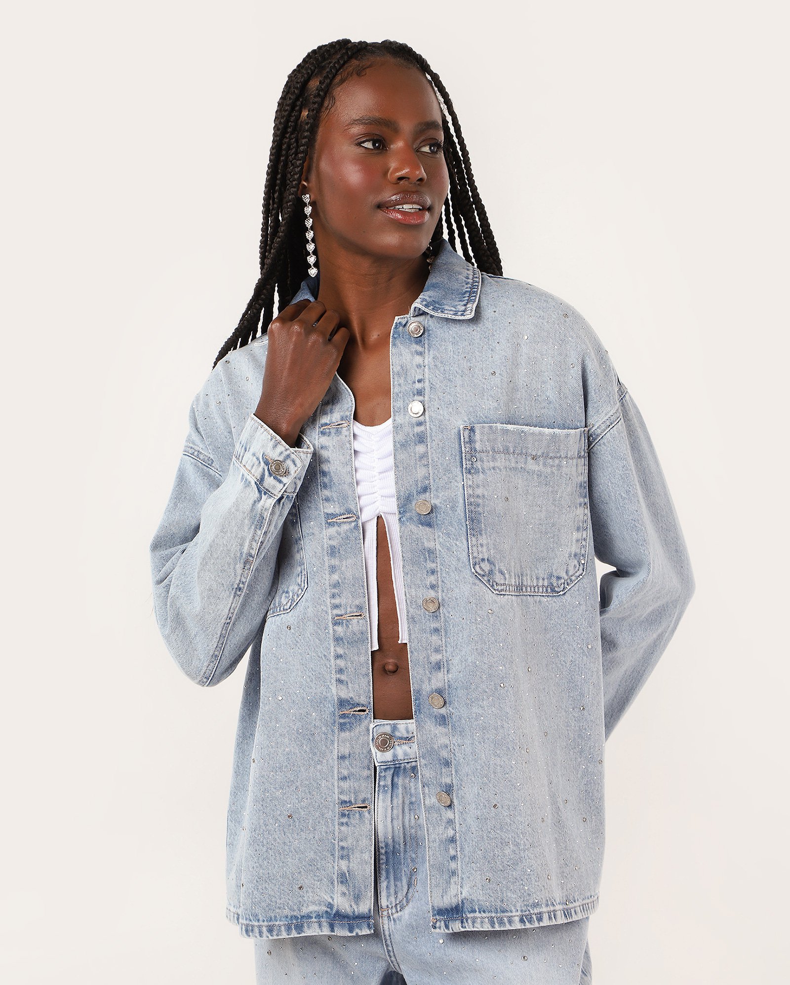 Jaqueta jeans feminina alongada aplicação strass denim claro | Pool Jeans