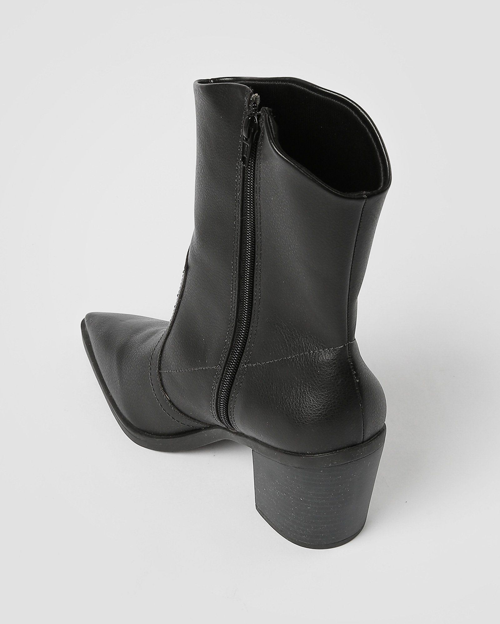 Bota feminina western salto médio preta | Riachuelo