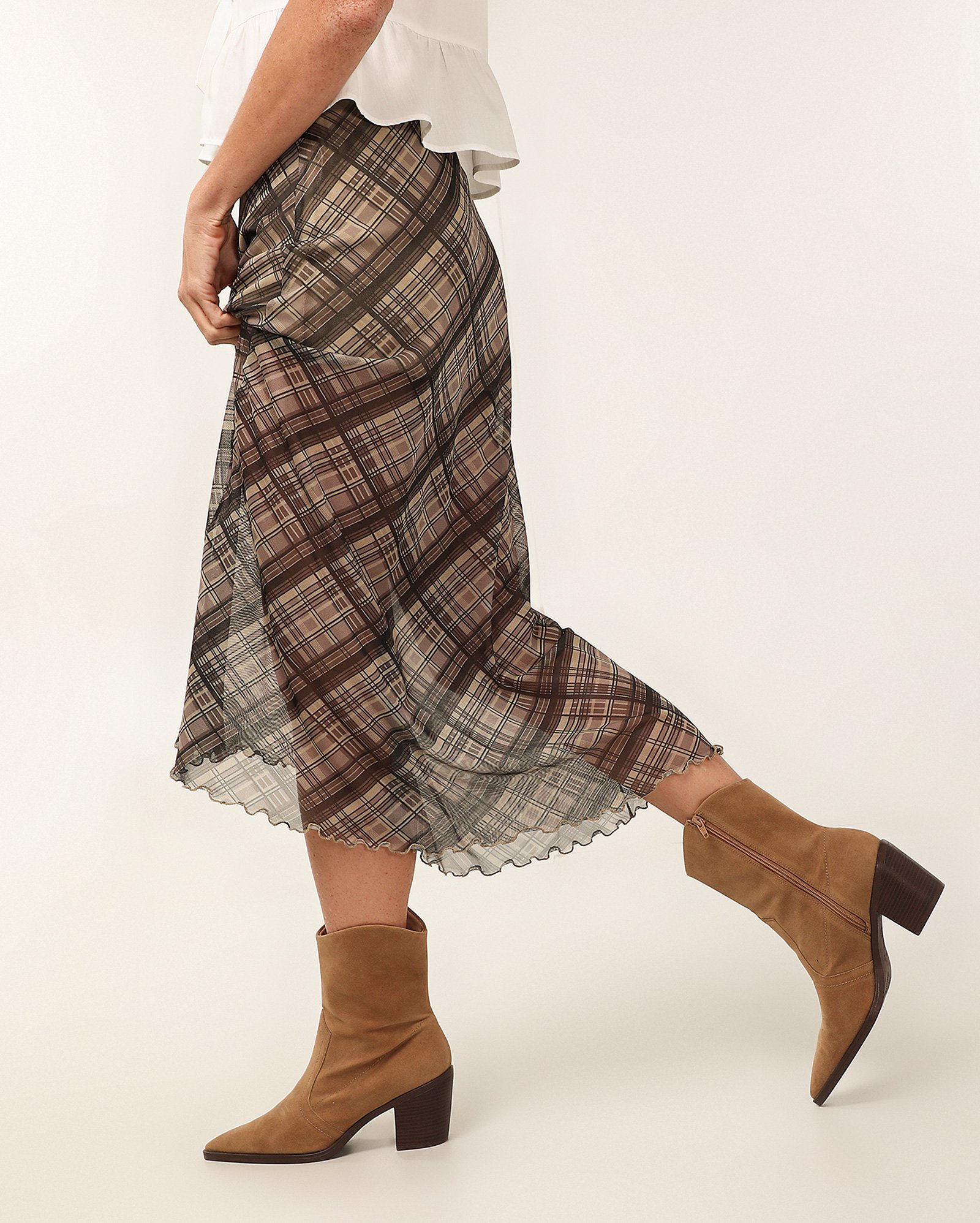 Bota feminina western em suede salto médio marrom | Riachuelo
