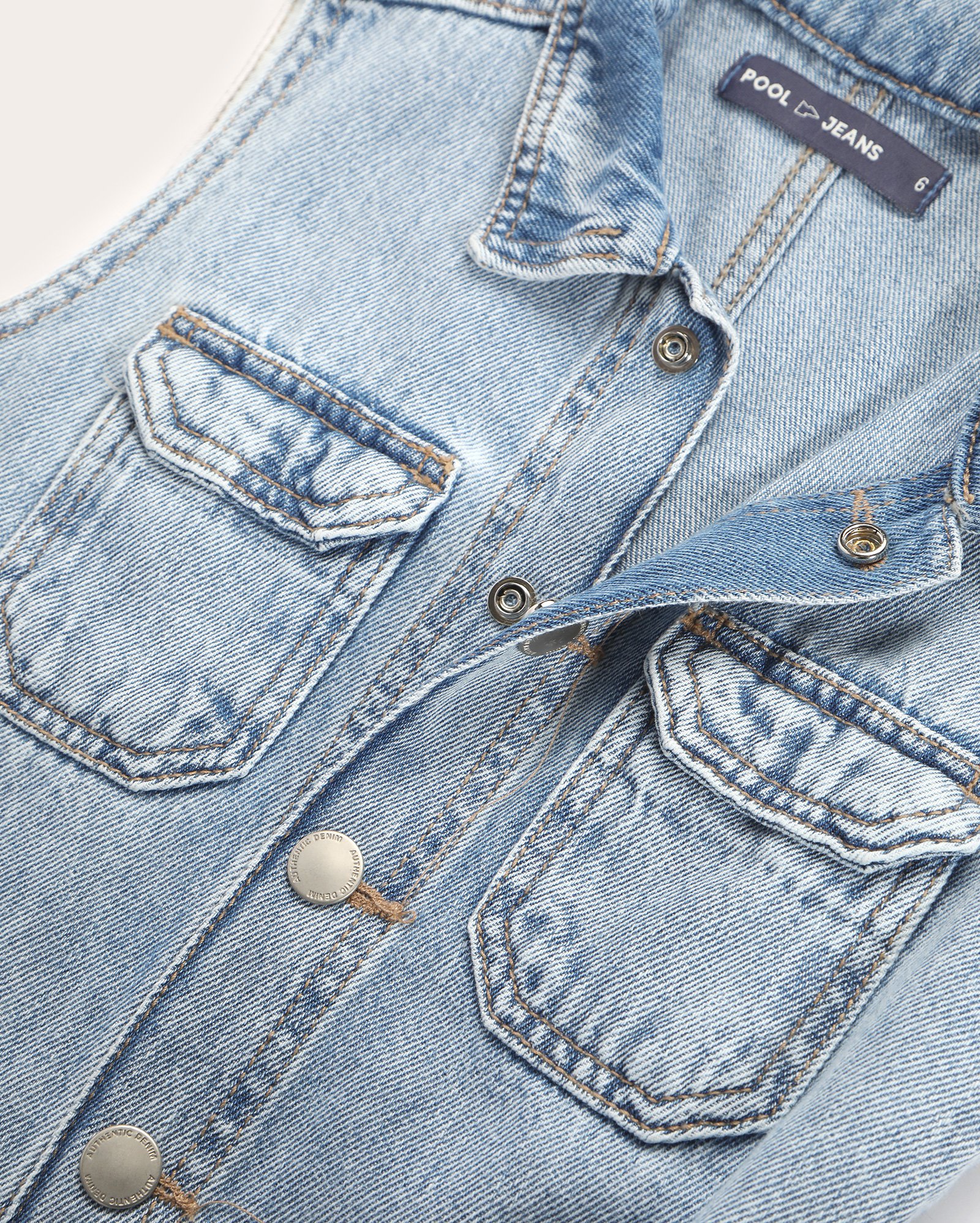 Macacão jeans infantil bolsos utilitários 4-10A denim claro