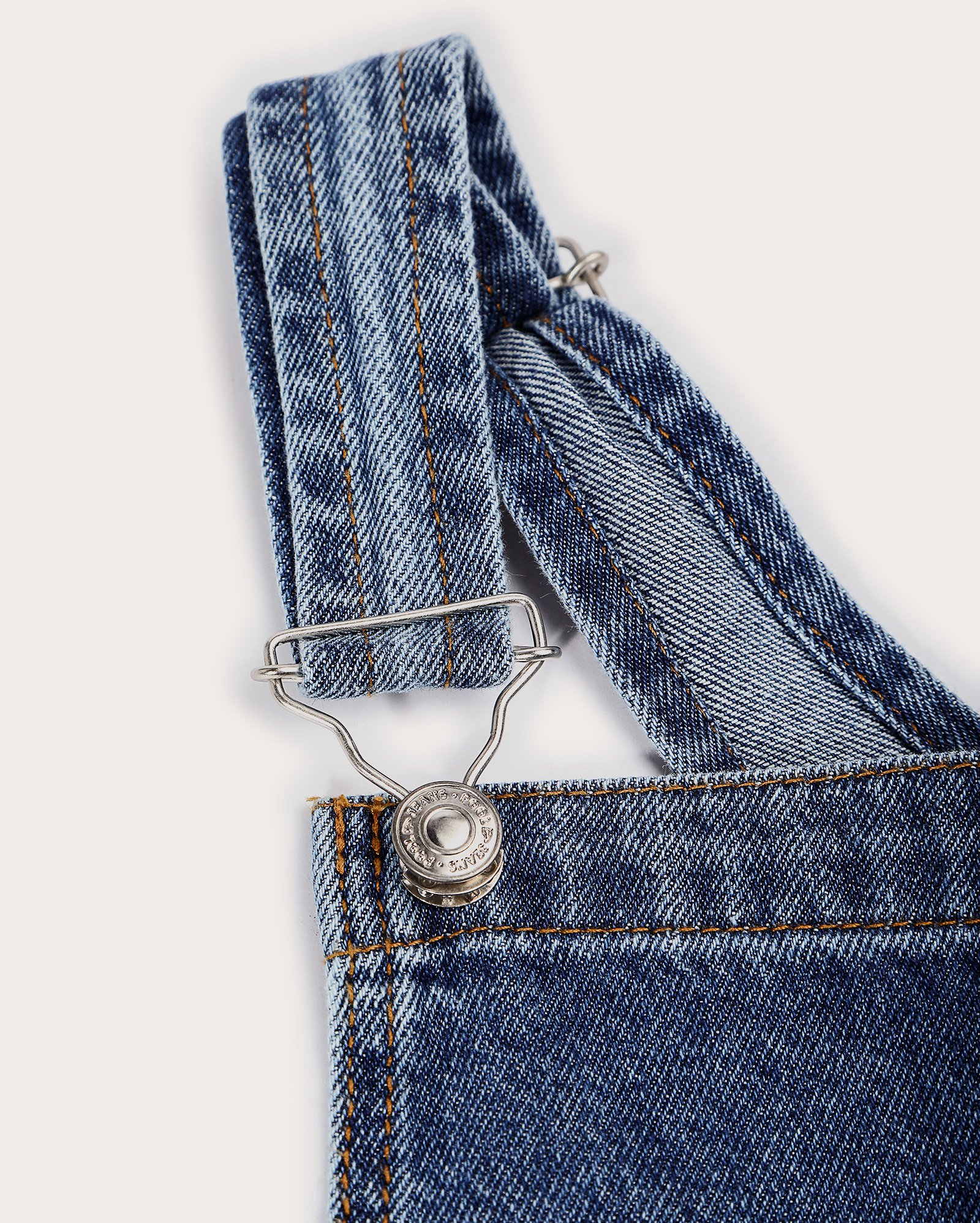 Jardineira jeans curta juvenil com abotoamento denim médio | Pool